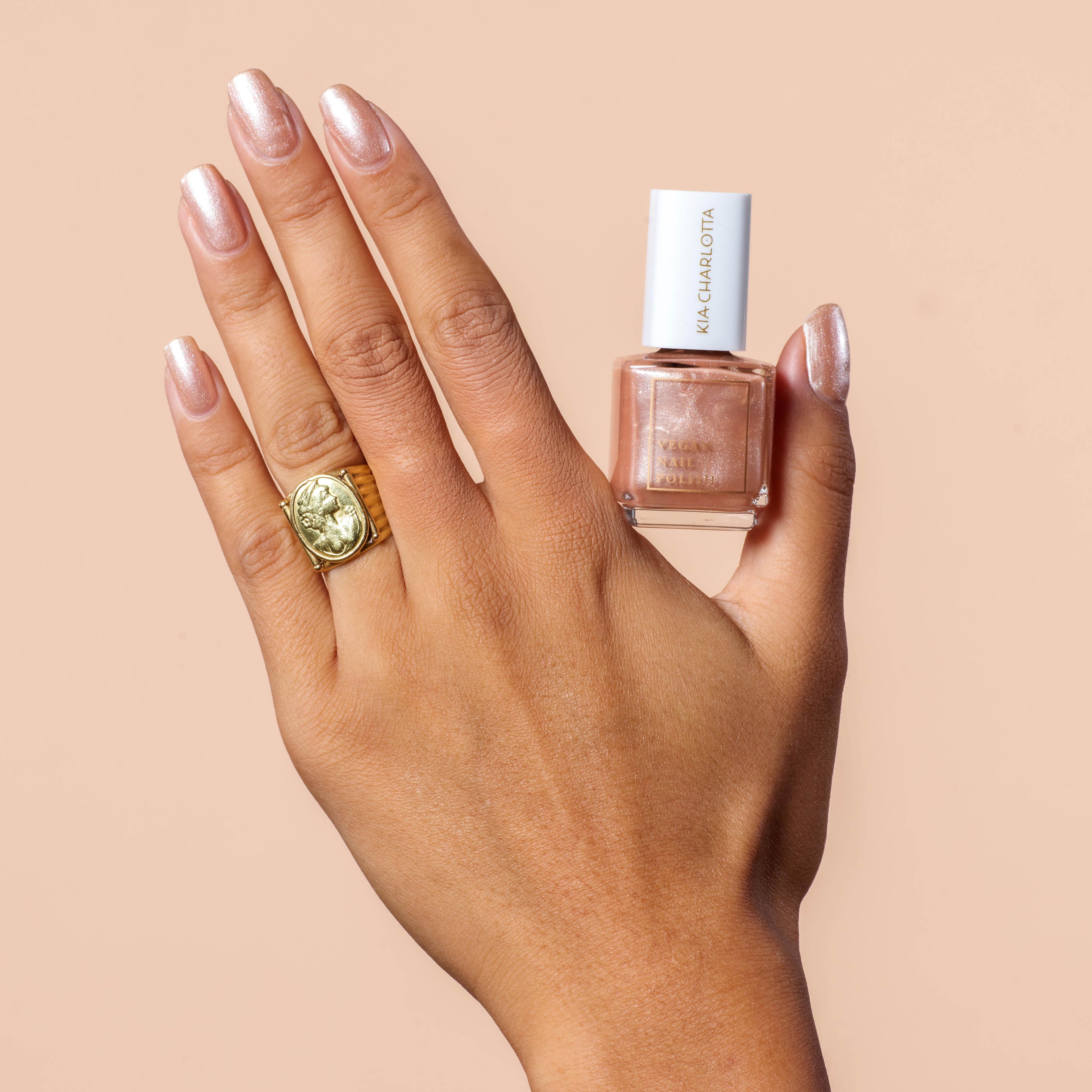 kia-charlotta-morning-sun-veganer-nagellack-pfirsich-schimmer image 2