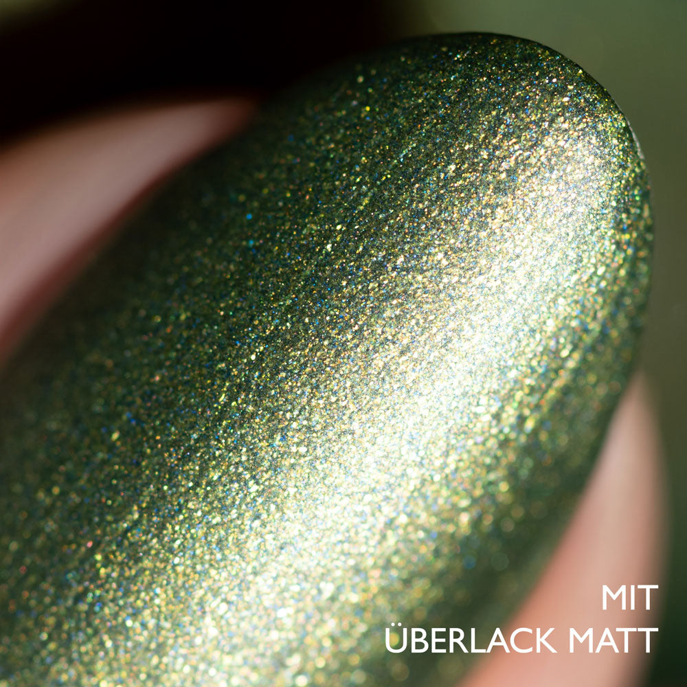 herzlack-unterm-mistelzweig-veganer-nagellack-gr-n-mit-gold-schimmer-aus-weihnac image 5