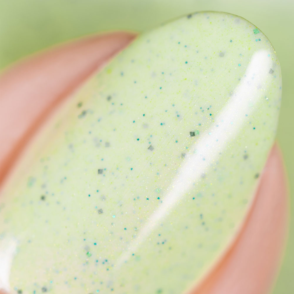 herzlack-gr-nling-veganer-nagellack-11ml-hellgr-n-pastell-mit-schimmer image 4