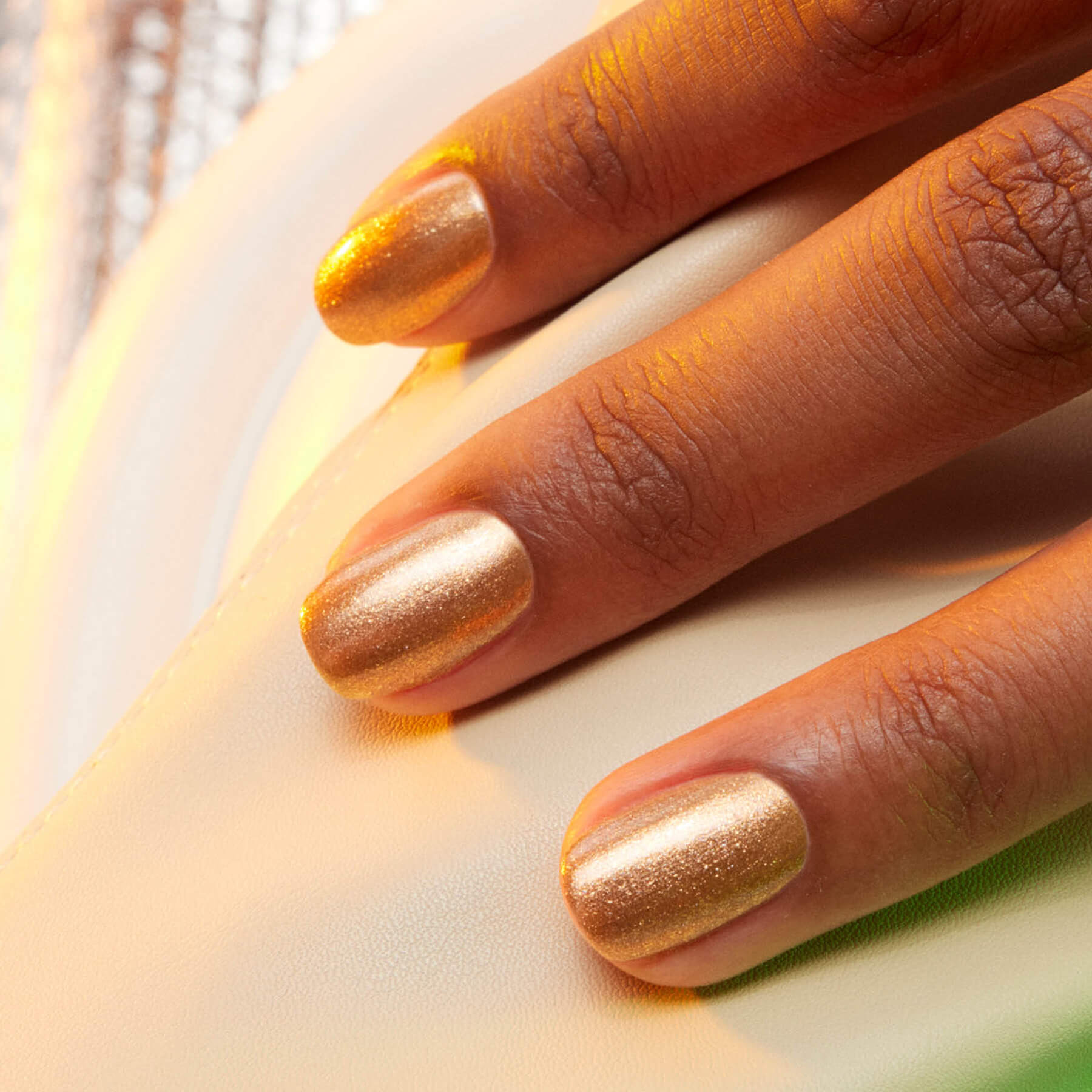 manucurist-green-shimmer-nagellack-golden-bronze image 3