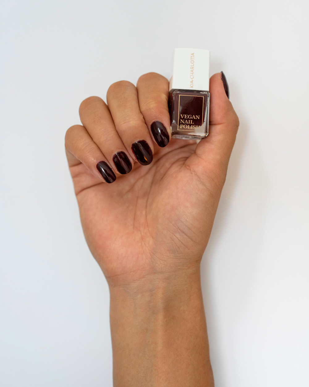 kia-charlotta-noble-veganer-nagellack-burgunderrot image 2
