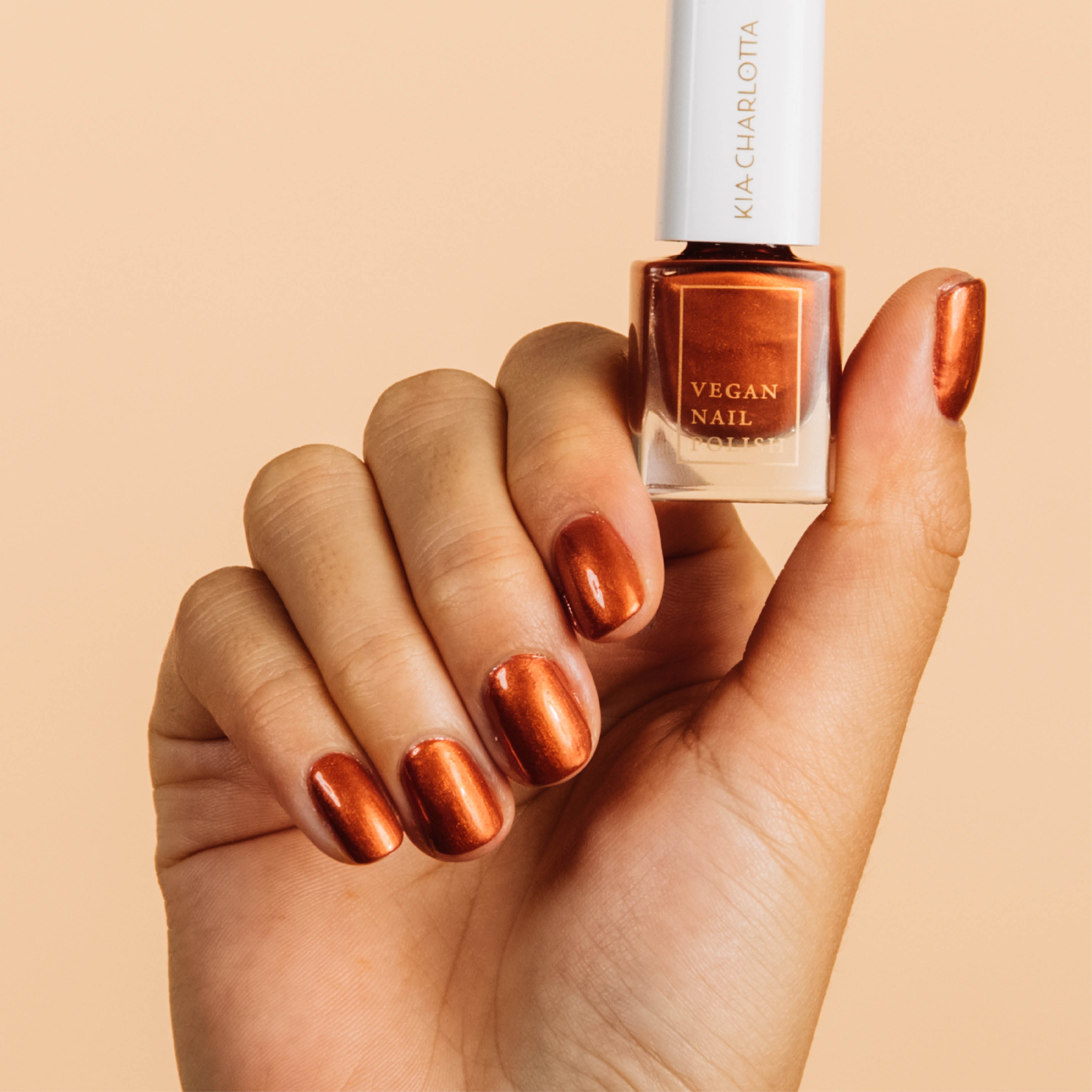 kia-charlotta-all-in-your-head-veganer-nagellack-kupfer-metallic image 2