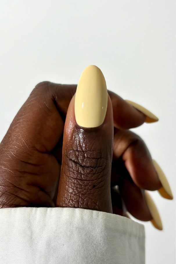 gitti-no-032-plant-based-nagellack-sanftes-butter-wei-gelb image 5