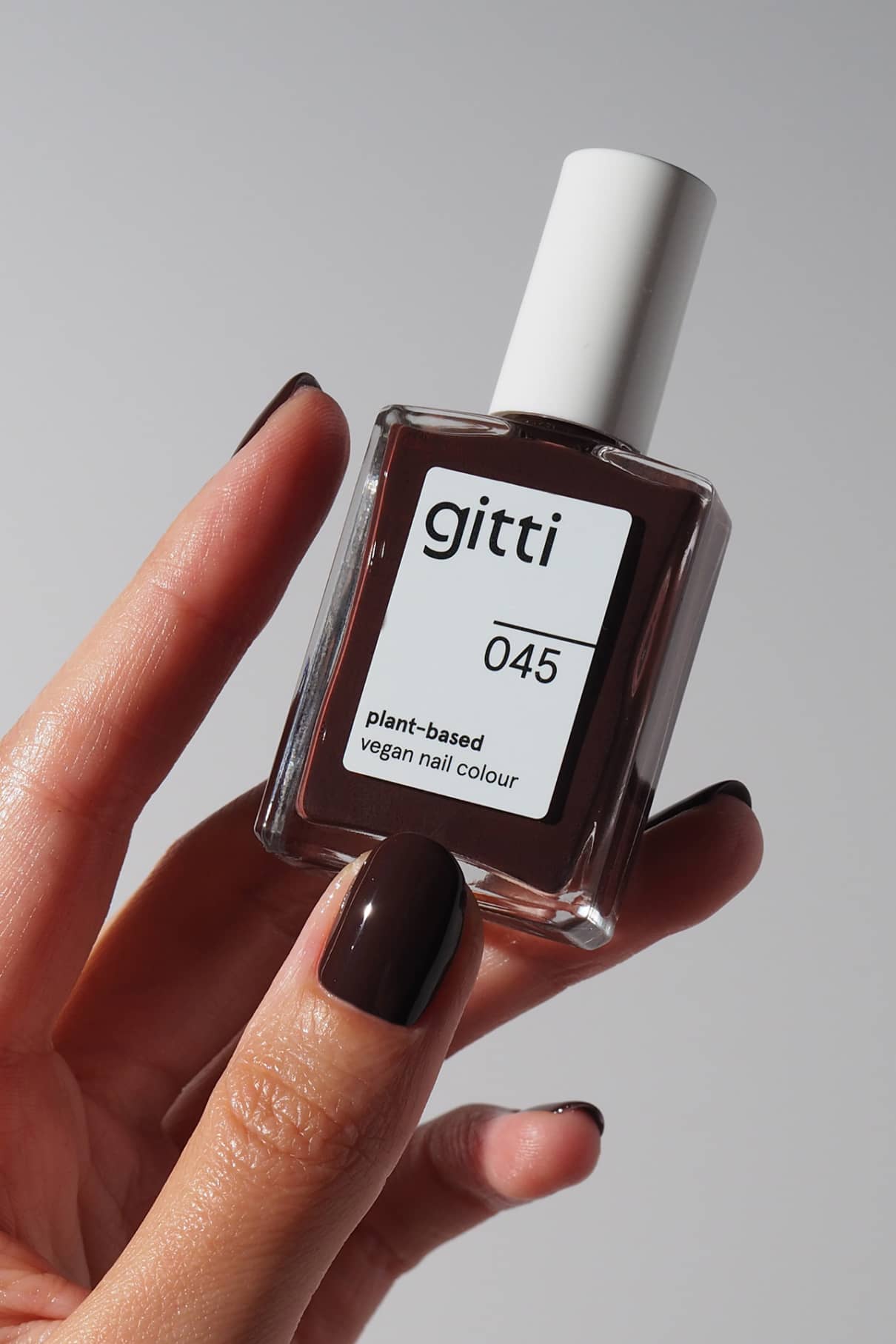 gitti-no-045-plant-based-nagellack-tiefes-dunkles-schokoladenbraun image 5