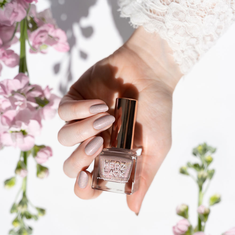 herzlack-z-rtlichkeit-veganer-nagellack-nude-holo-schimmer-11ml image 7