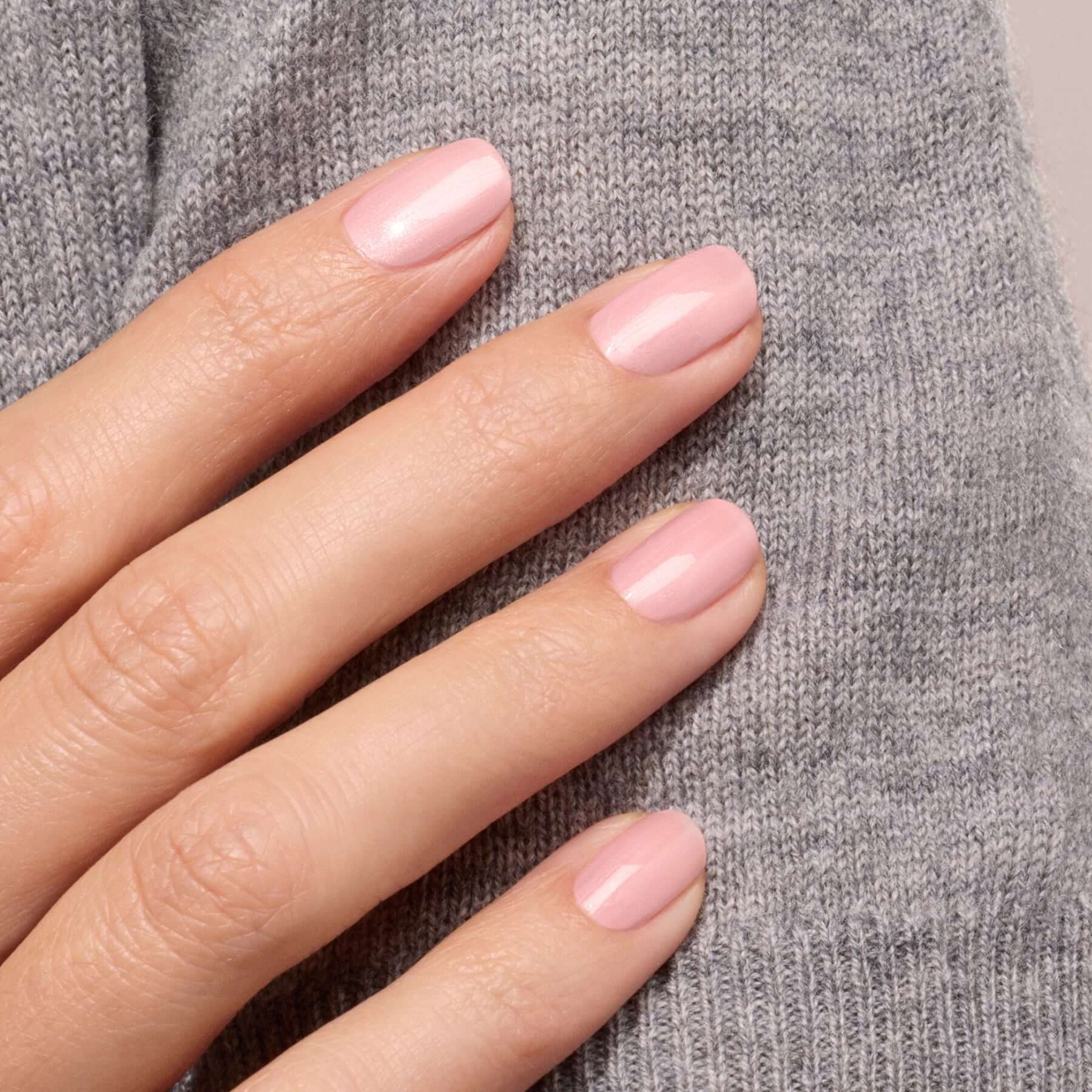 manucurist-satin-green-nagellack-hellrosa-perlmutt image 3