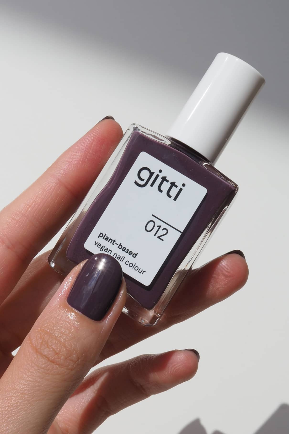 gitti-plant-based-nagellack-no-012-tiefes-dunkles-lila image 5