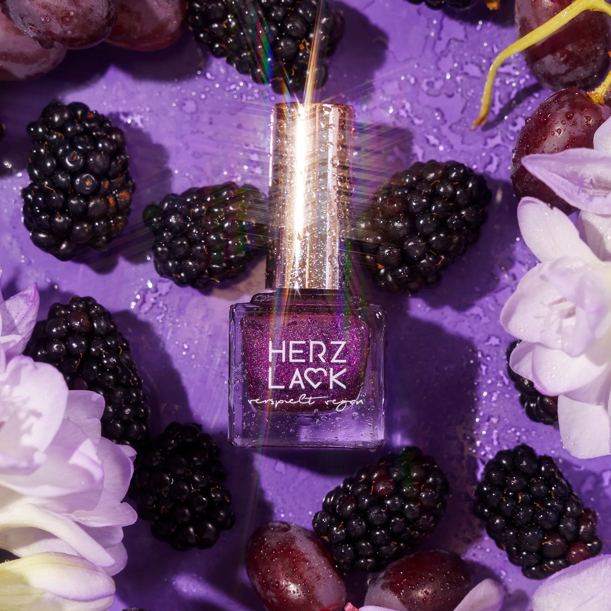 herzlack-maibeere-veganer-nagellack-beerenviolett-holo-duochrome-11ml image 6