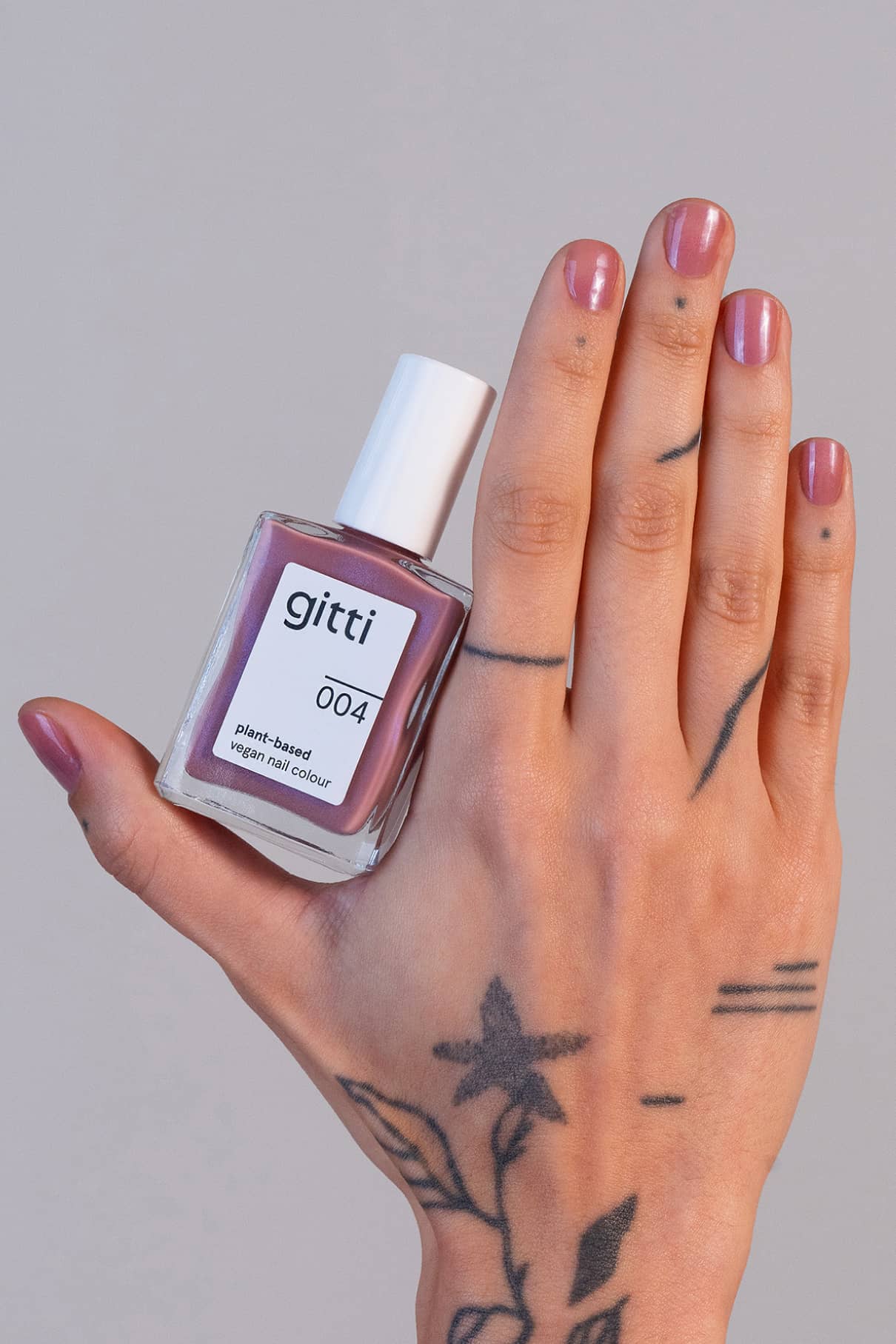 gitti-no-004-plant-based-nagellack-seidiges-mauve-semi-transparent image 4