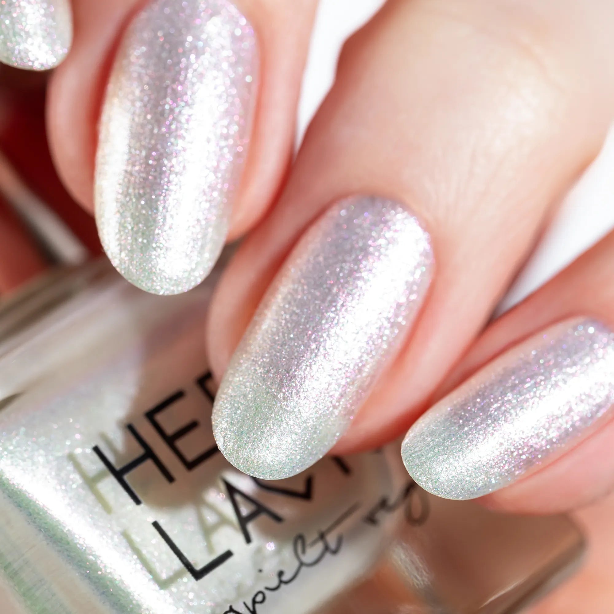 herzlack-schneewei-chen-veganer-nagellack-11-ml-schimmerwei-duochrome image 2