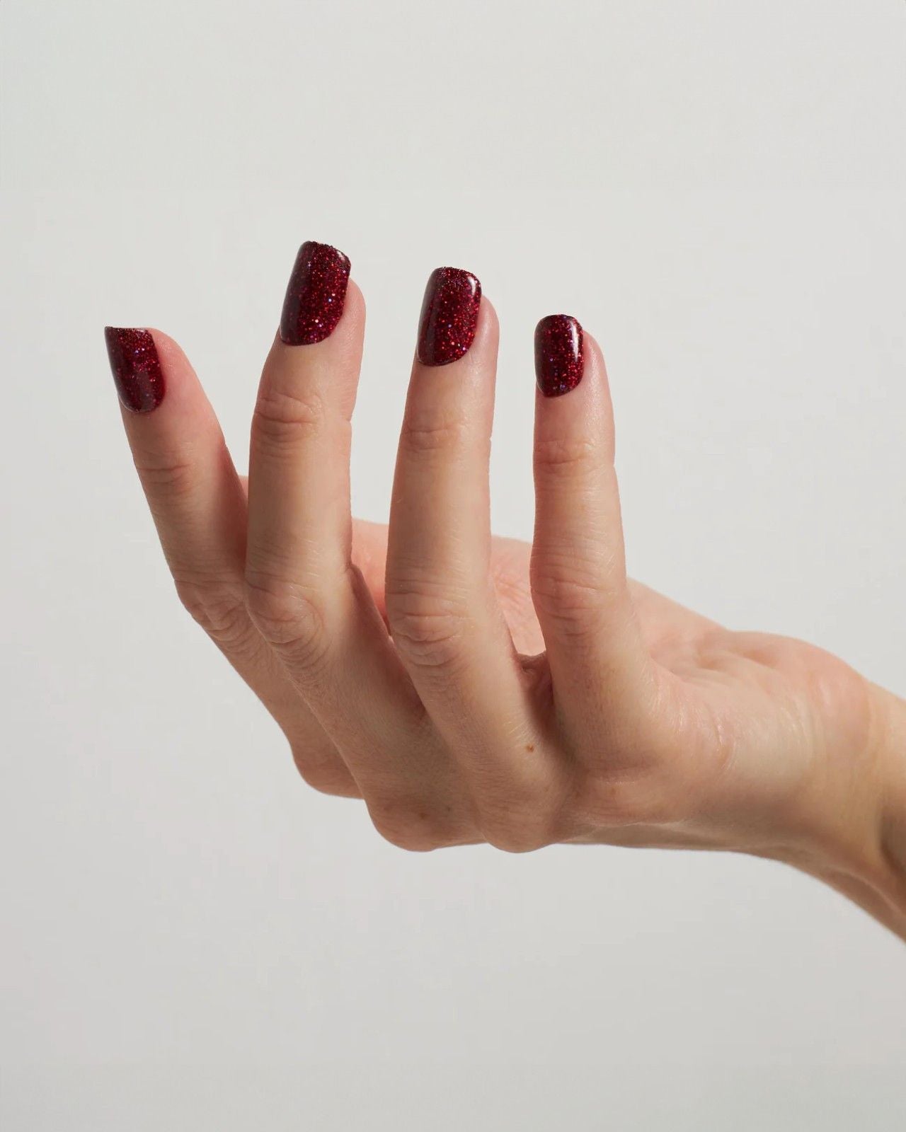 doonails-mrs-claus-dipping-powder-intensivrot-mit-glitter image 3