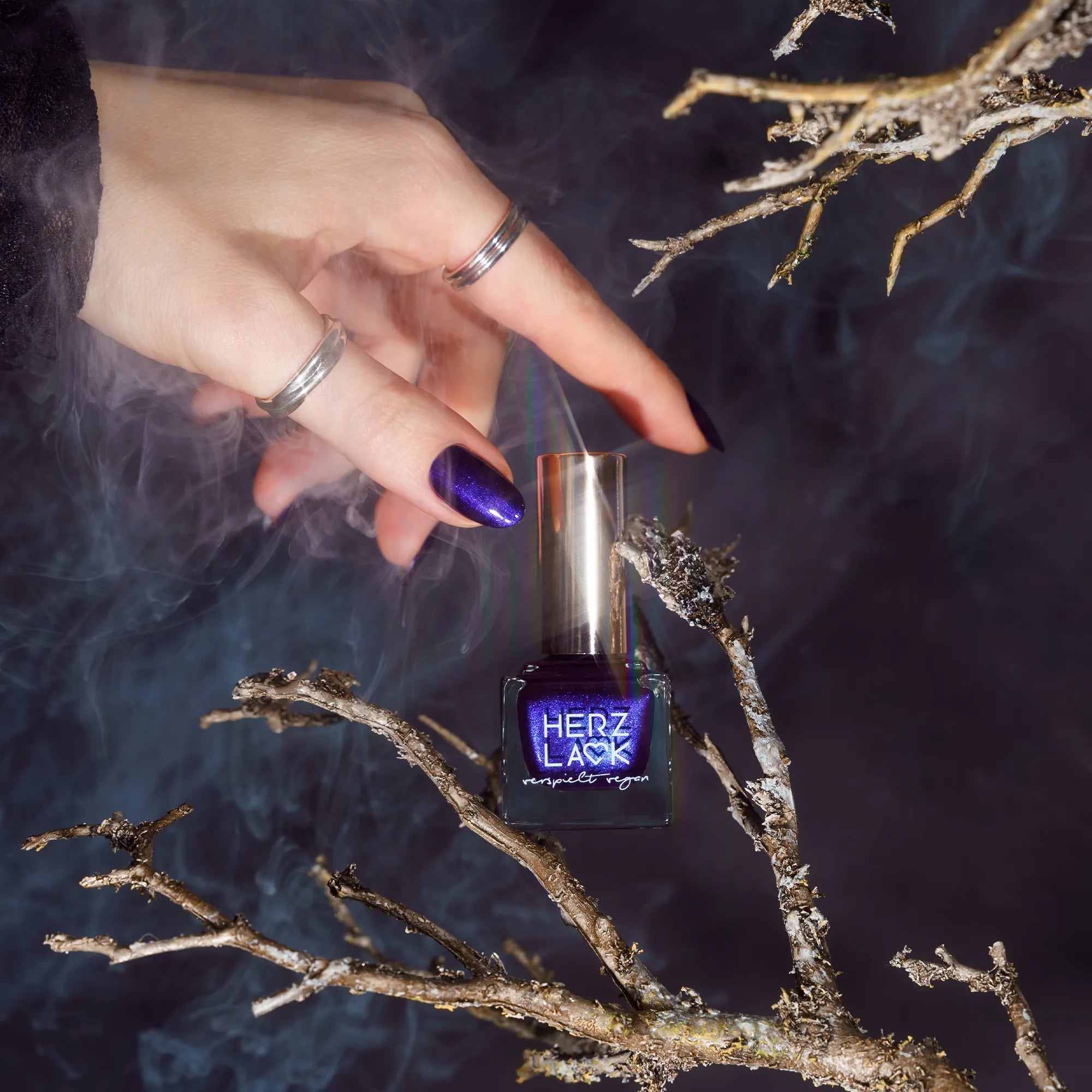 herzlack-morgana-veganer-nagellack-tiefdunkles-violett-schimmer-11ml image 7