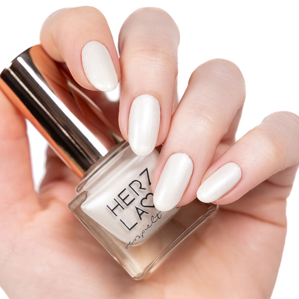 herzlack-das-wei-e-kaninchen-veganer-nagellack-11ml-wei-schimmer image 2