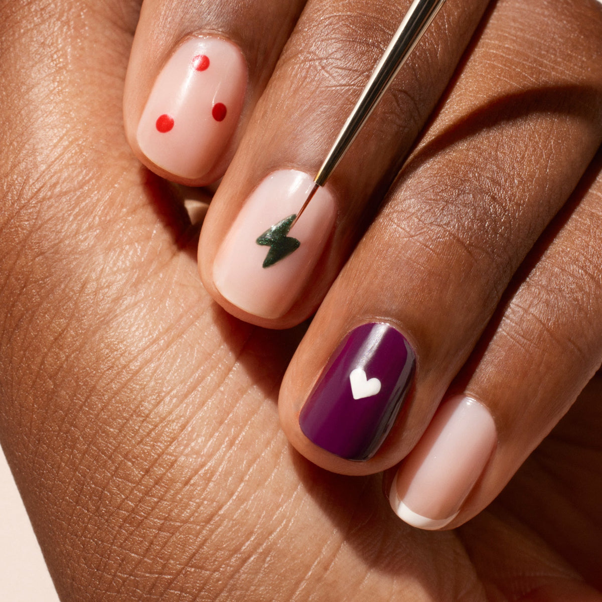 manucurist-pinsel-mit-feiner-spitze-nail-art-pinsel image 3