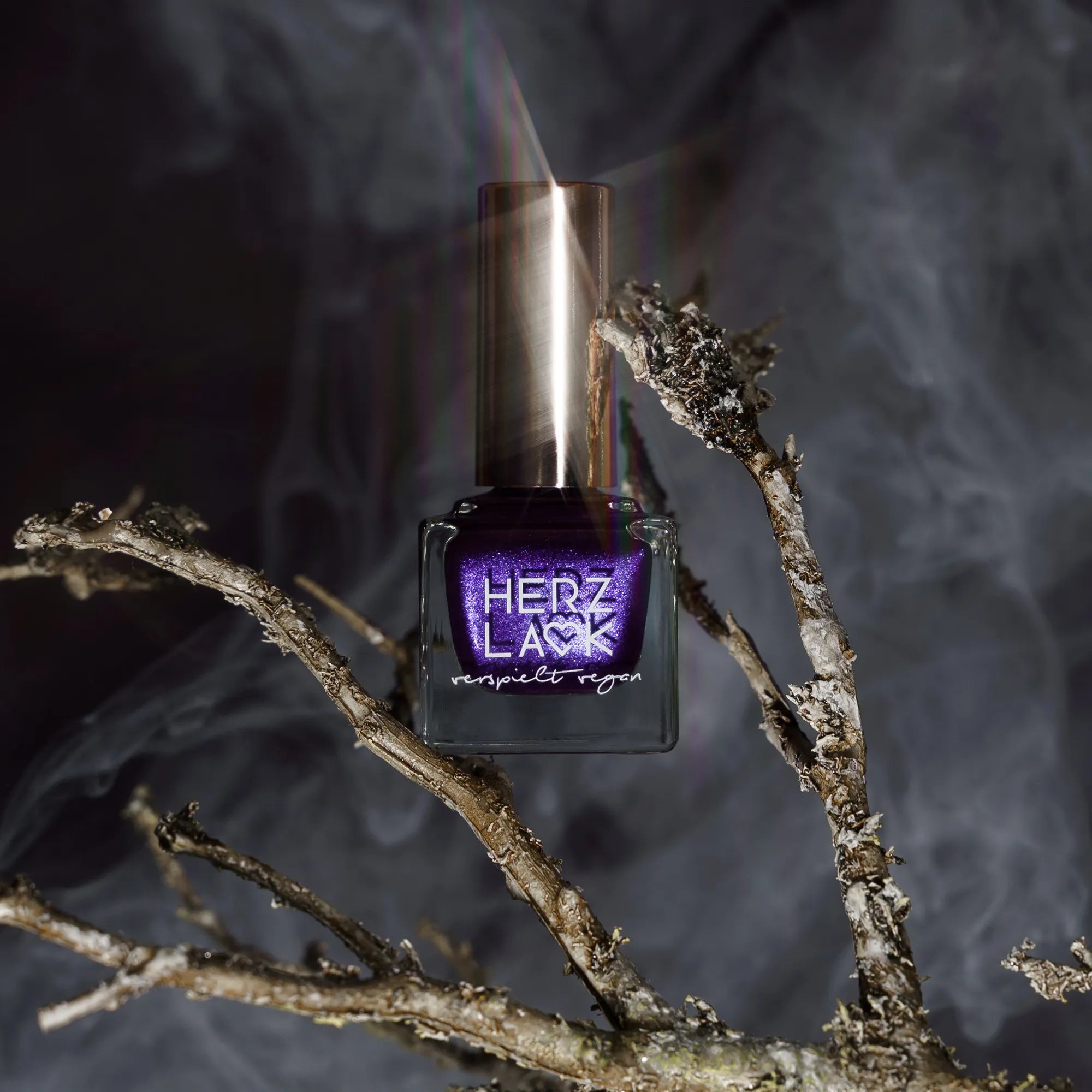 herzlack-morgana-veganer-nagellack-tiefdunkles-violett-schimmer-11ml image 4