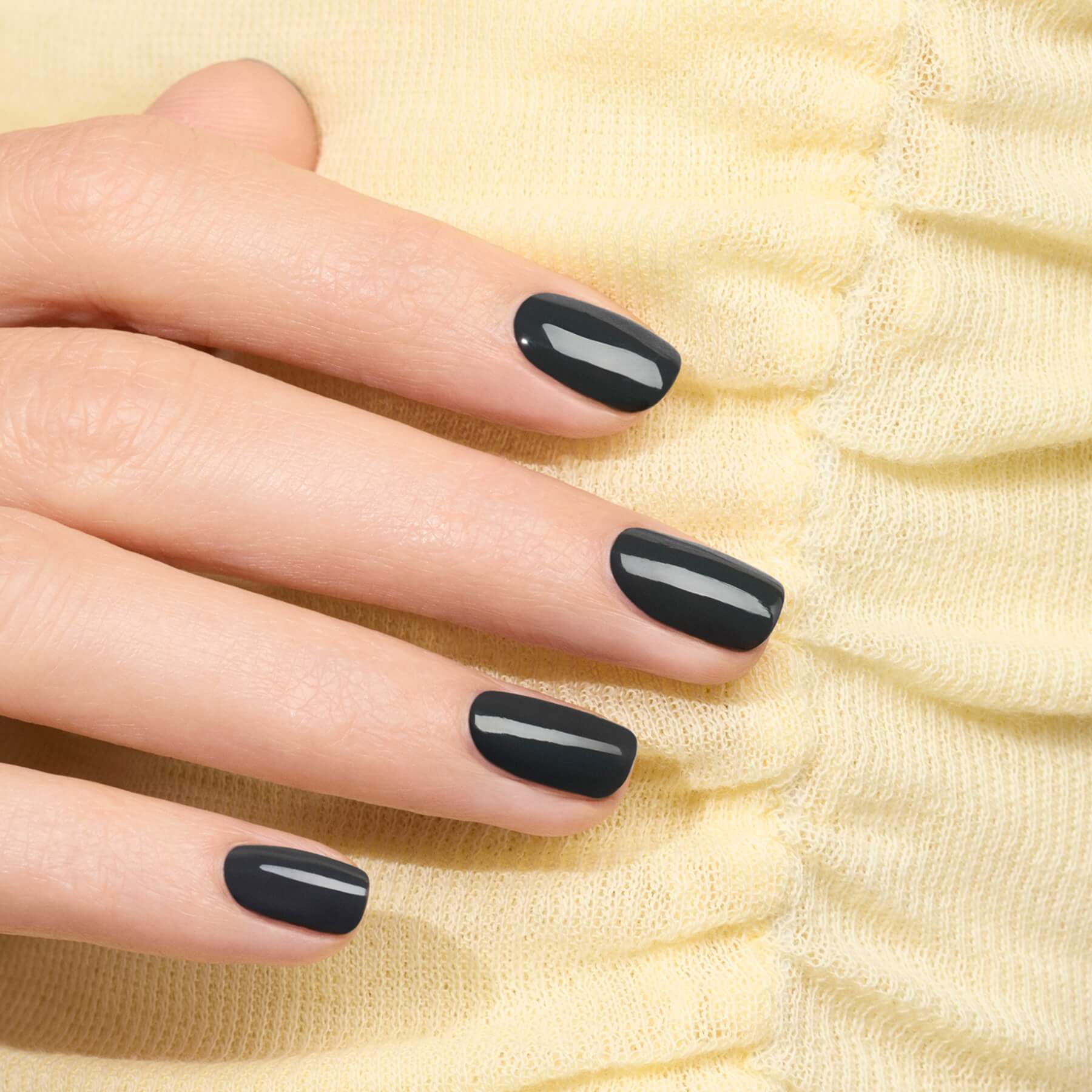 manucurist-green-flash-anthracite-veganer-led-nagellack-dunkelgrau image 2