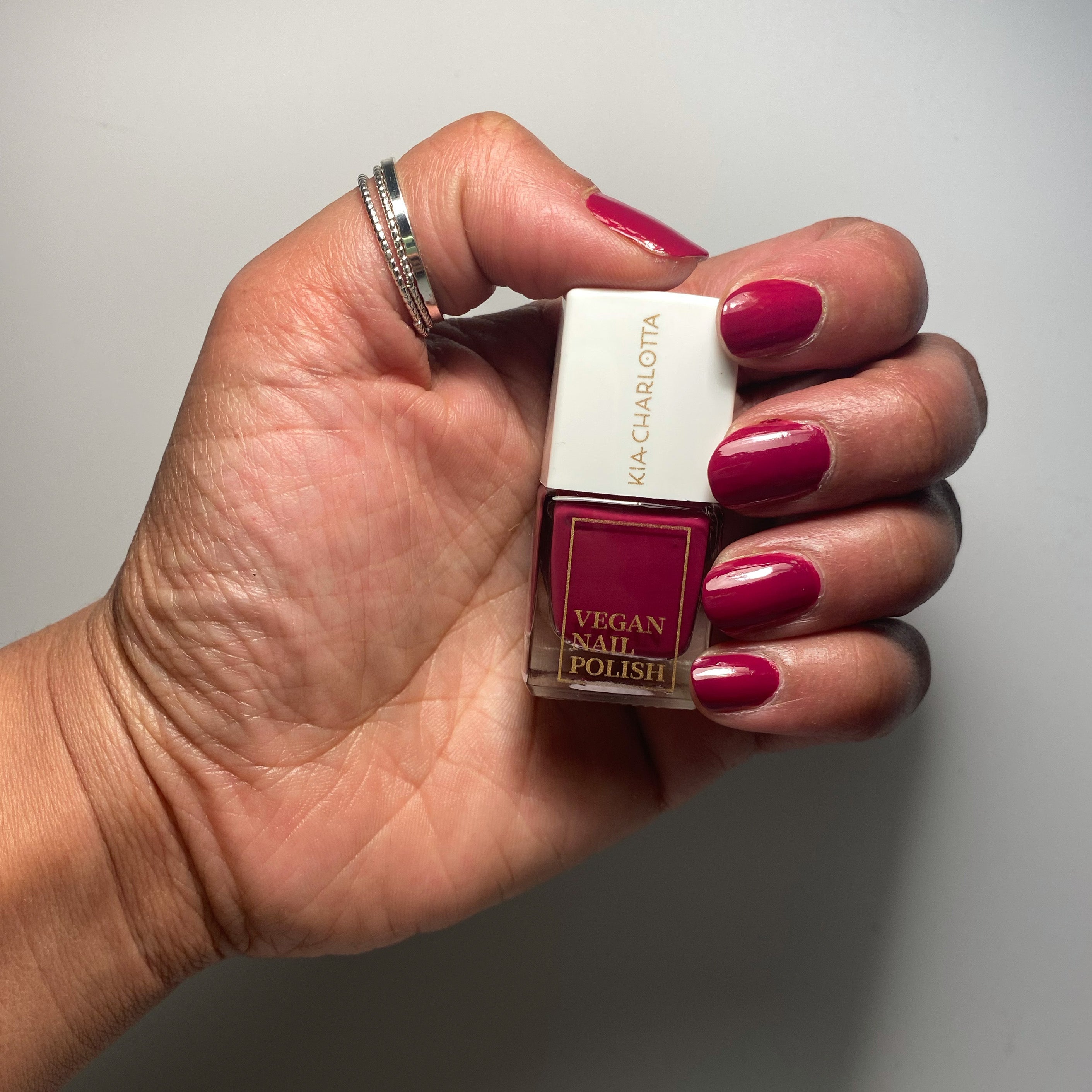 kia-charlotta-electric-fuchsia-veganer-nagellack-pink-purpur image 2
