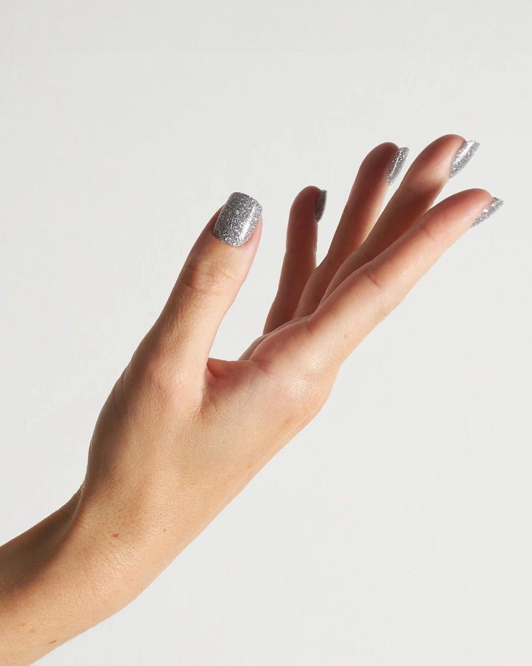 doonails-gala-gal-dipping-powder-silber-glitzer-mit-gold-sprenkeln image 3