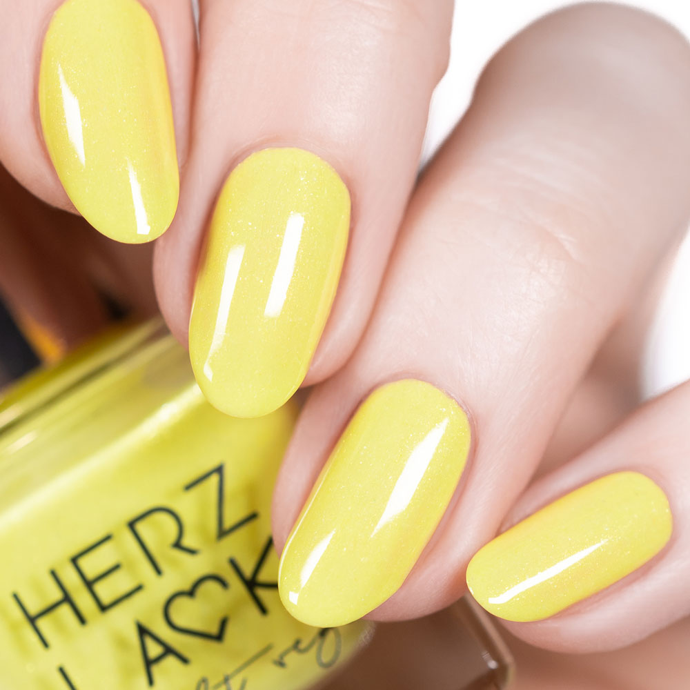 herzlack-sonnendurst-fr-hlingserwachen-veganer-nagellack-pastellgelb-mit-gold-sc image 3