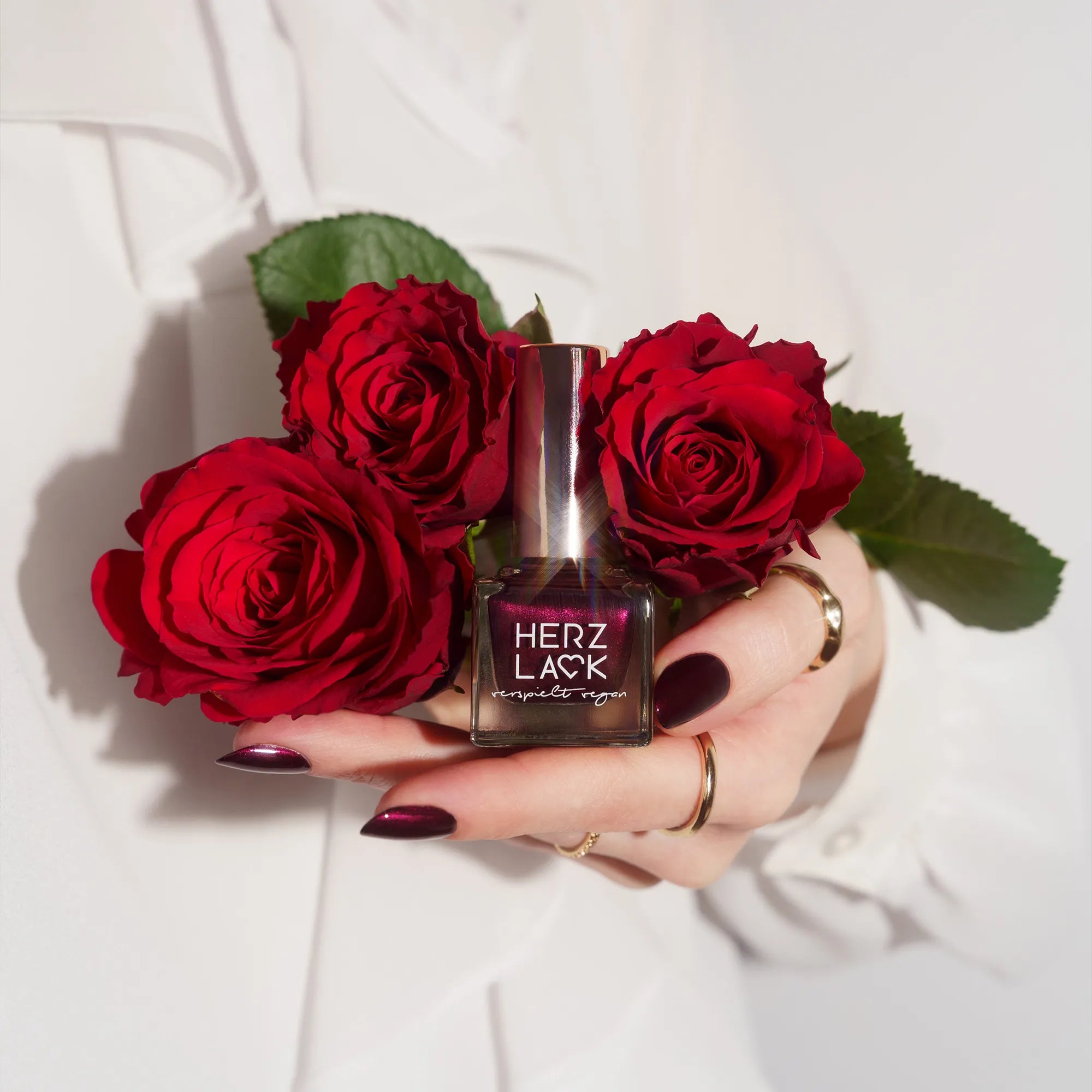 herzlack-ch-ri-noir-veganer-nagellack-dunkles-bordeaux-rot-mit-beerenschimmer-11 image 6