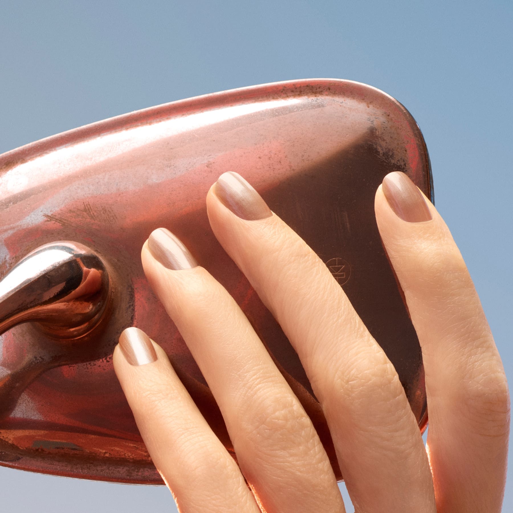 manucurist-green-sandstone-nagellack-helles-perl-braun-latte image 3