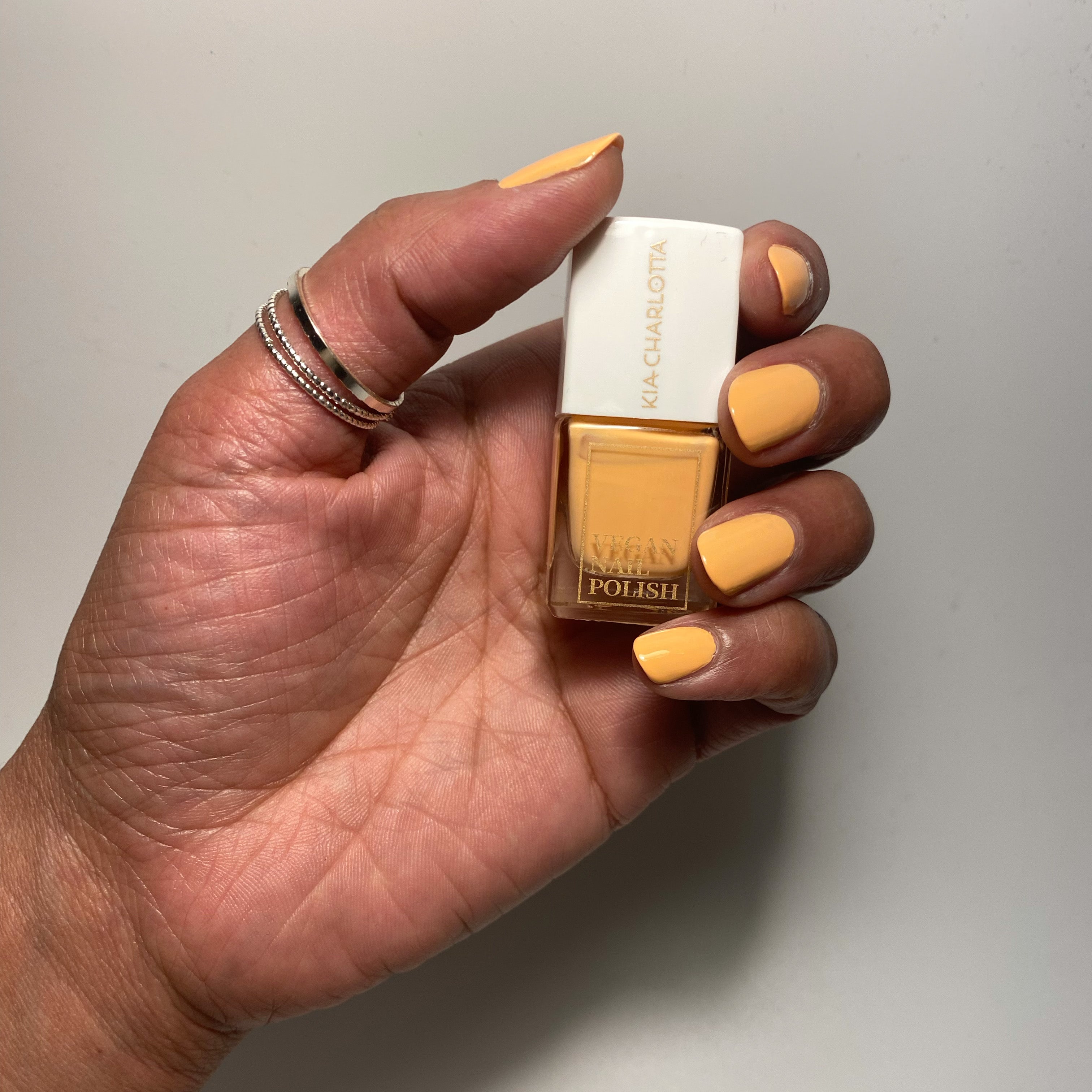 kia-charlotta-soft-apricot-veganer-nagellack image 2