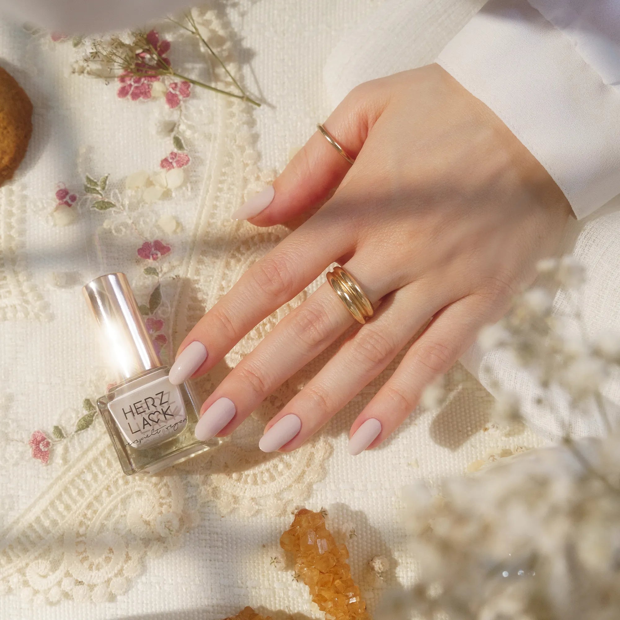 herzlack-earl-greige-tee-bei-lady-windsor-veganer-nude-nagellack-11-ml image 6