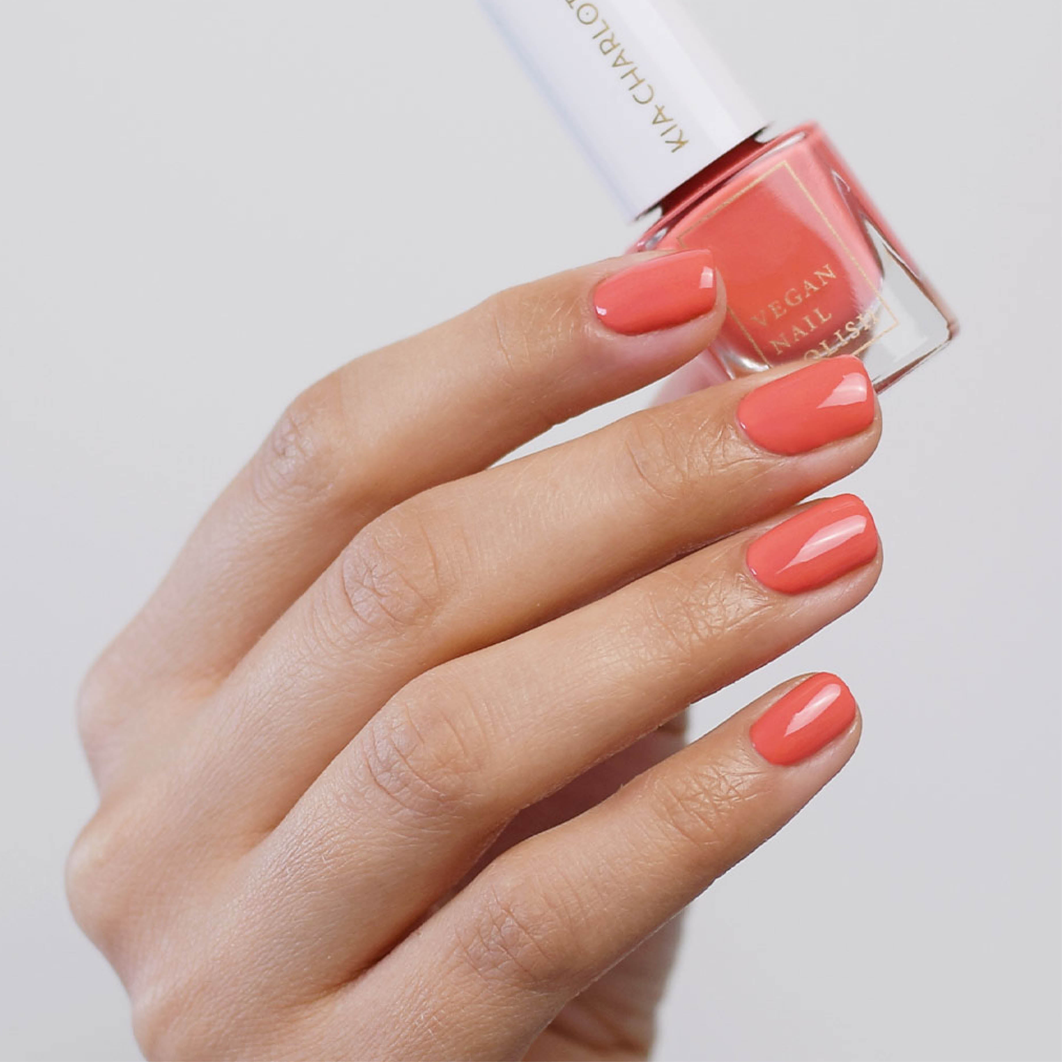kia-charlotta-a-wildflower-veganer-nagellack-korallenpink-2 image 2