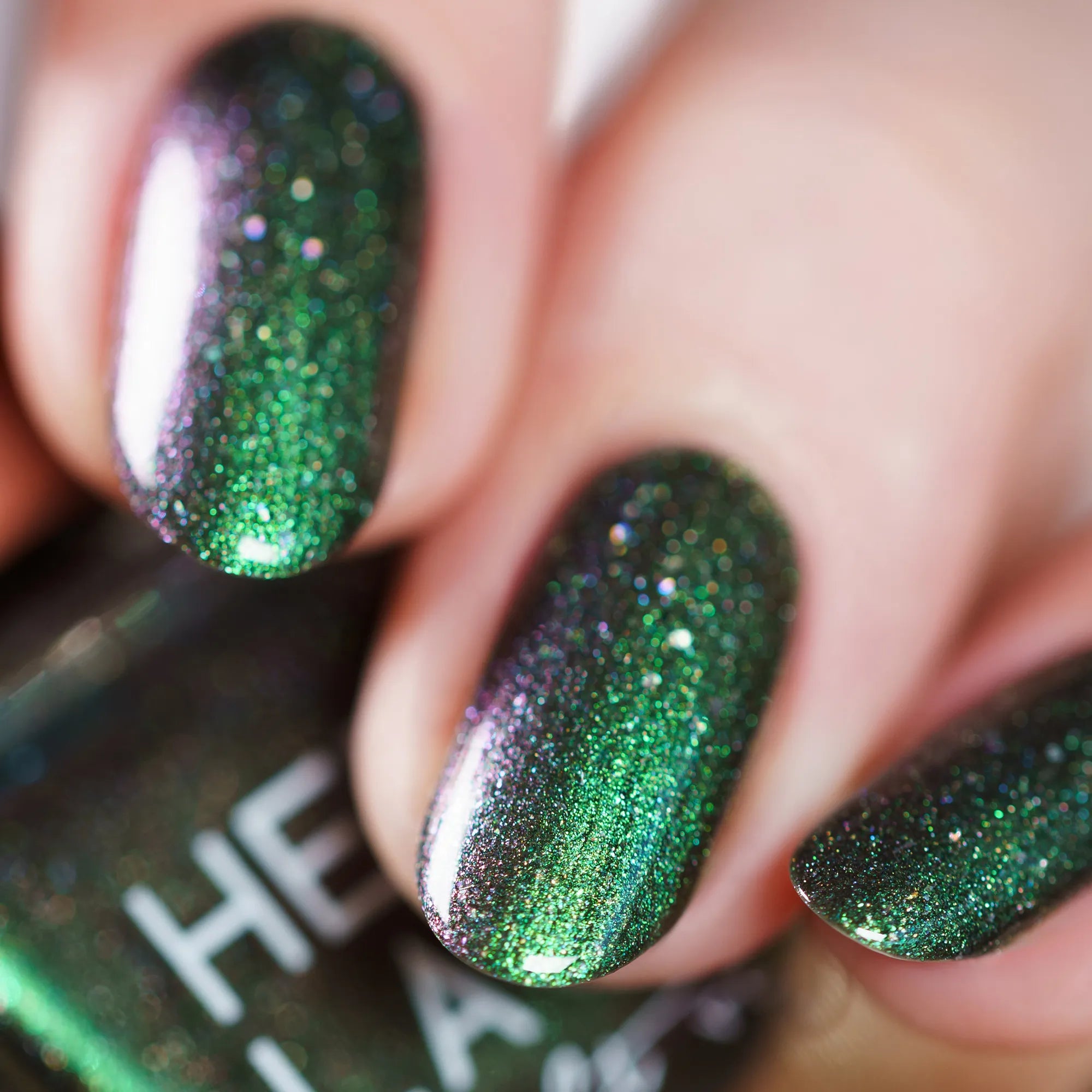 herzlack-zaubermoos-veganer-nagellack-dunkelgr-n-holo-duochrome-11ml image 3