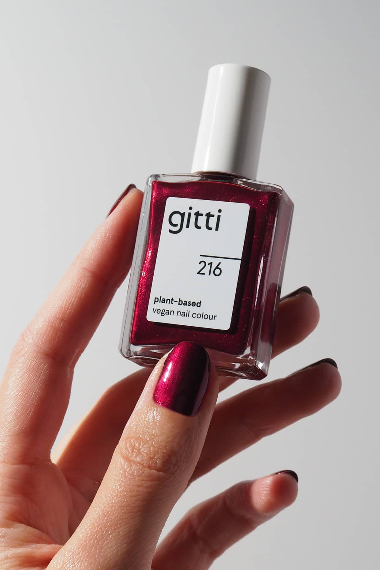 gitti-no-216-pflanzenbasierter-nagellack-tiefes-rot-mit-schimmer image 7
