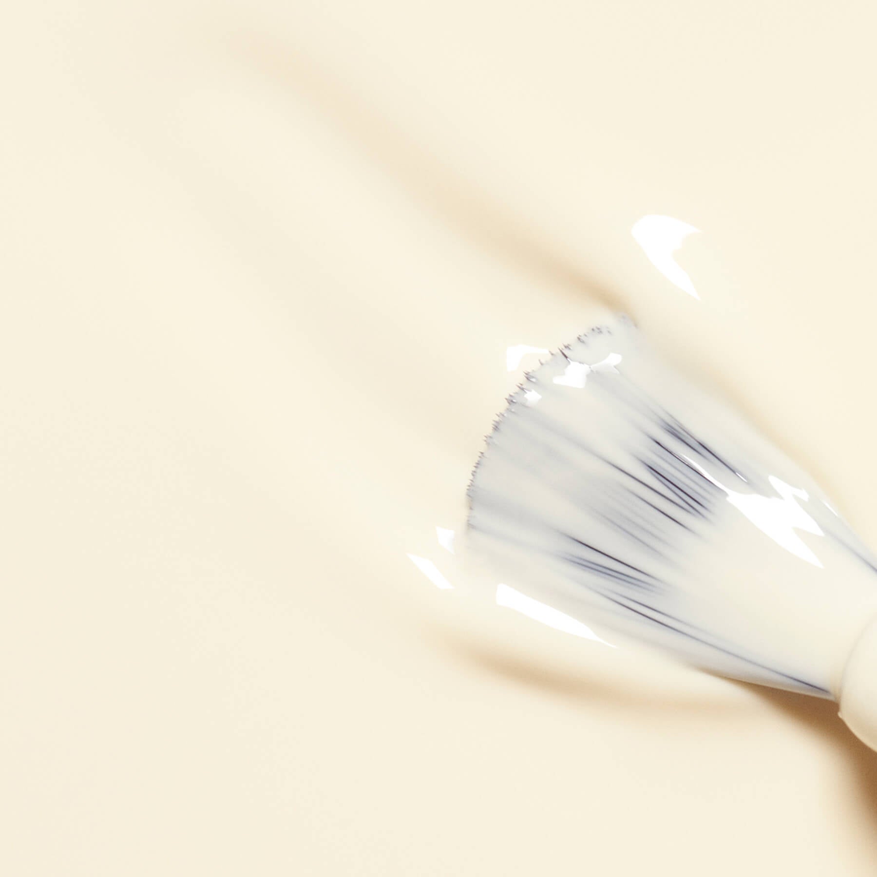 manucurist-green-flash-shell-semipermanenter-nagellack-gebrochenes-wei image 5
