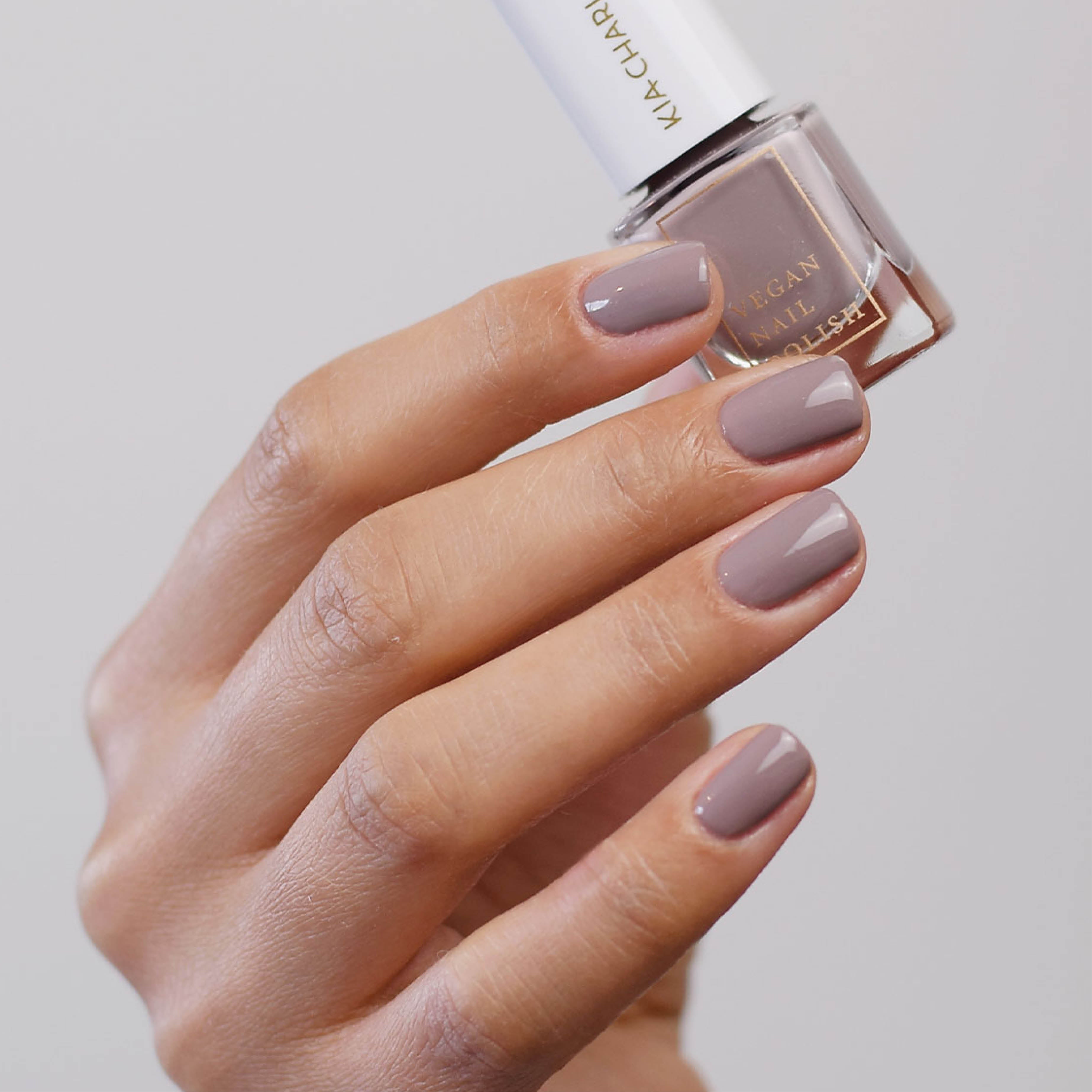 kia-charlotta-courageous-veganer-nagellack-beige-taupe-nude-2 image 2