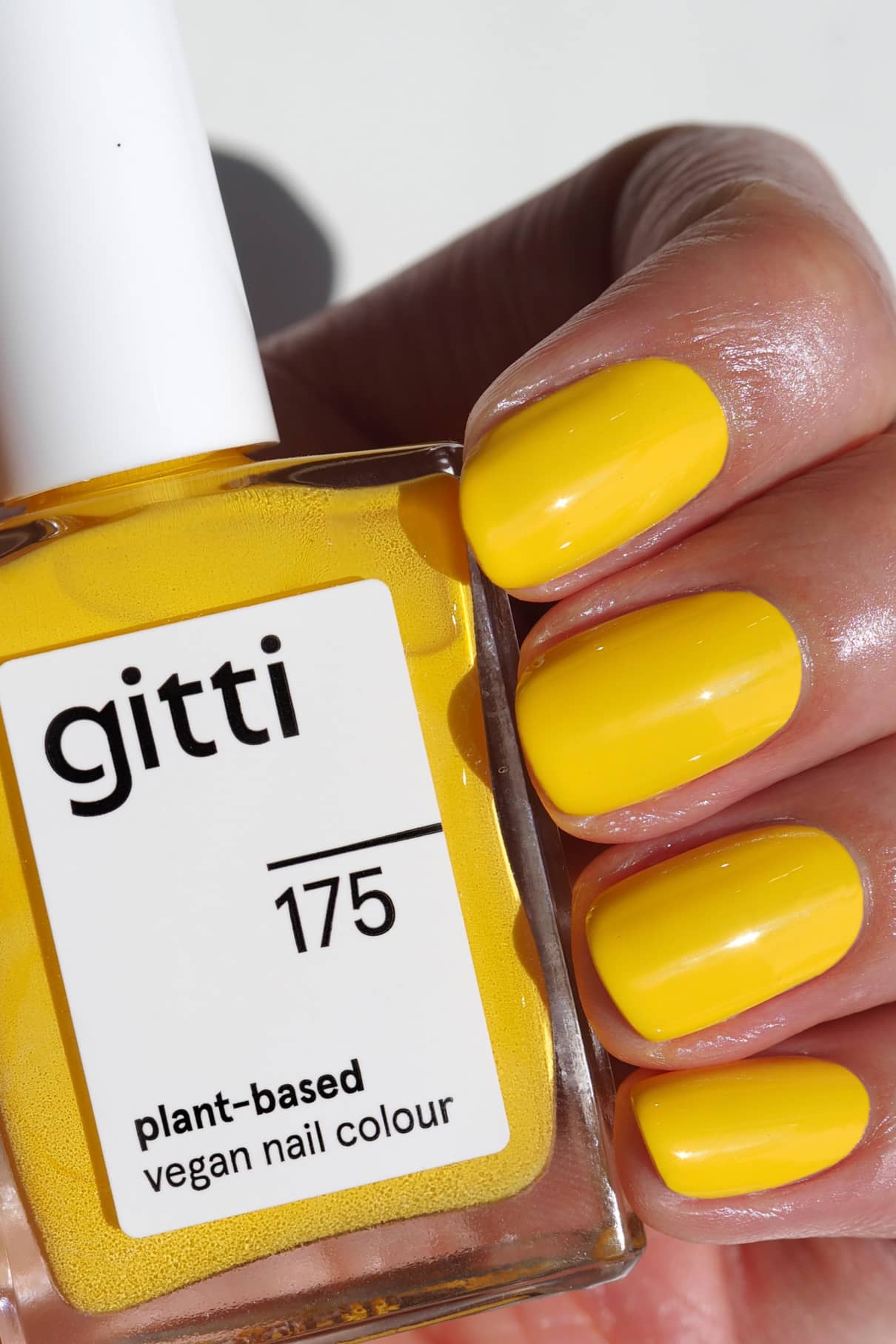 gitti-no-175-pflanzenbasierter-nagellack-sonniges-gelb image 2