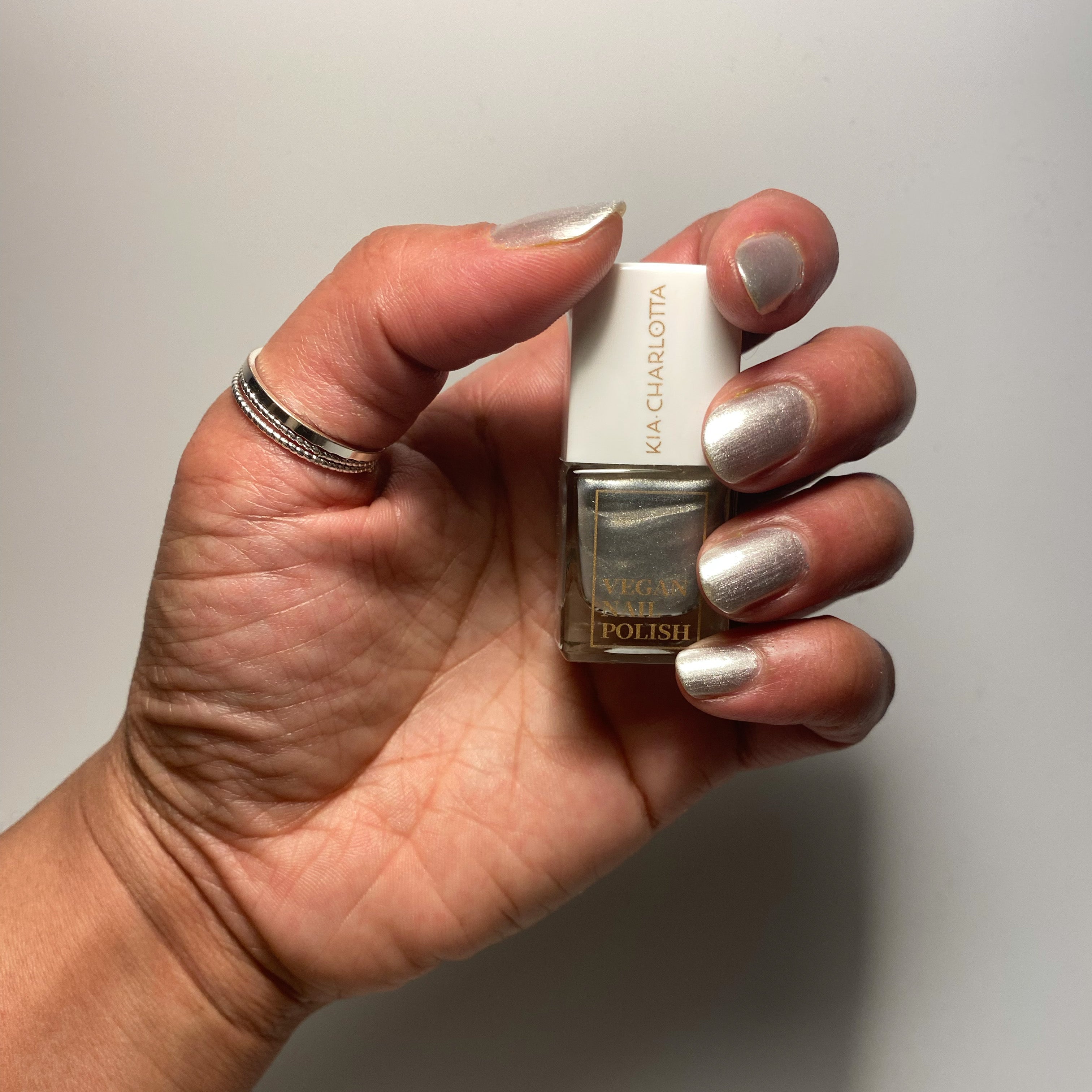kia-charlotta-champagne-silver-veganer-nagellack-silbrig-graues-beige-mit-champa image 2