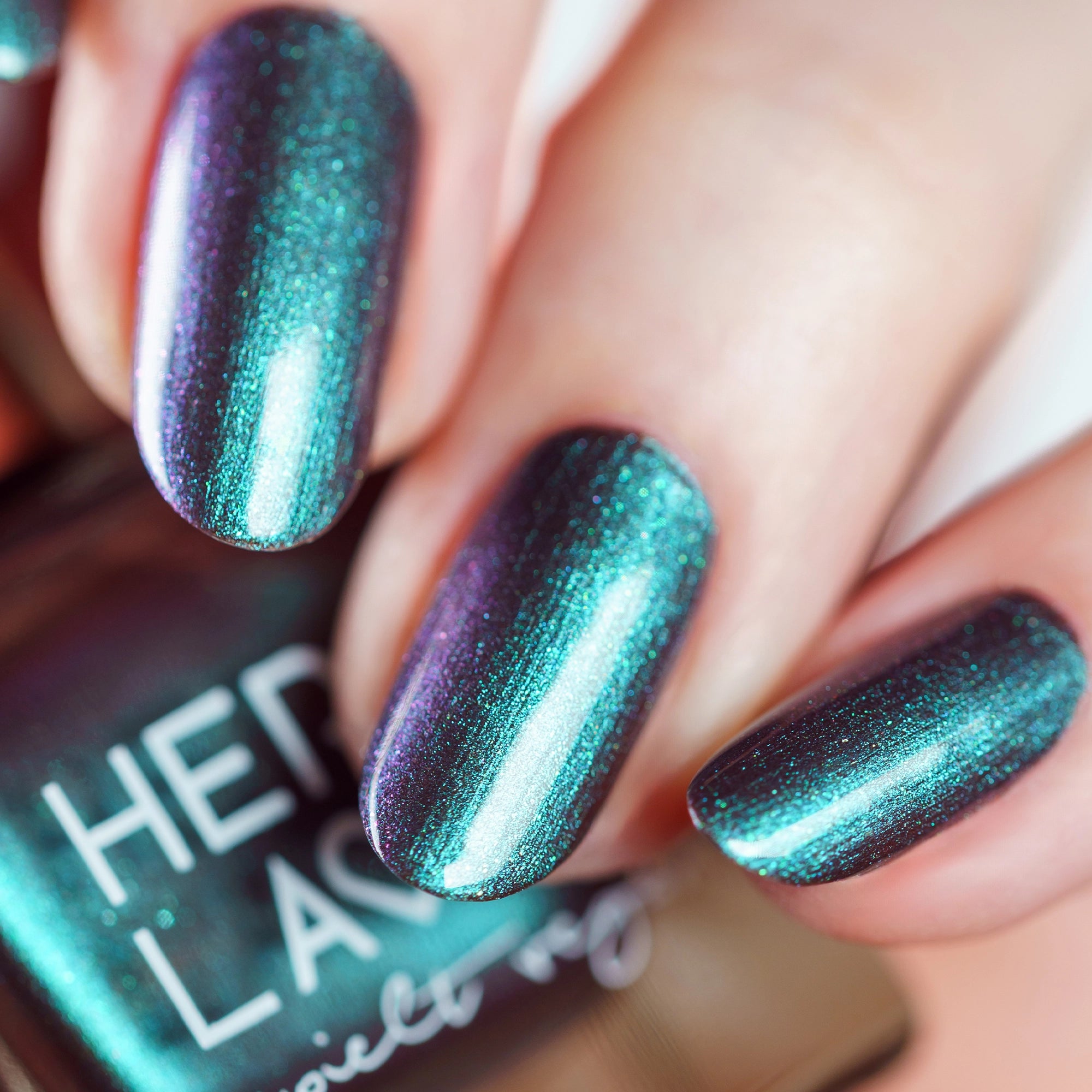 herzlack-auroramoos-veganer-nagellack-erdiges-gr-n-mit-duochrome-aus-nebel-im-no image 2