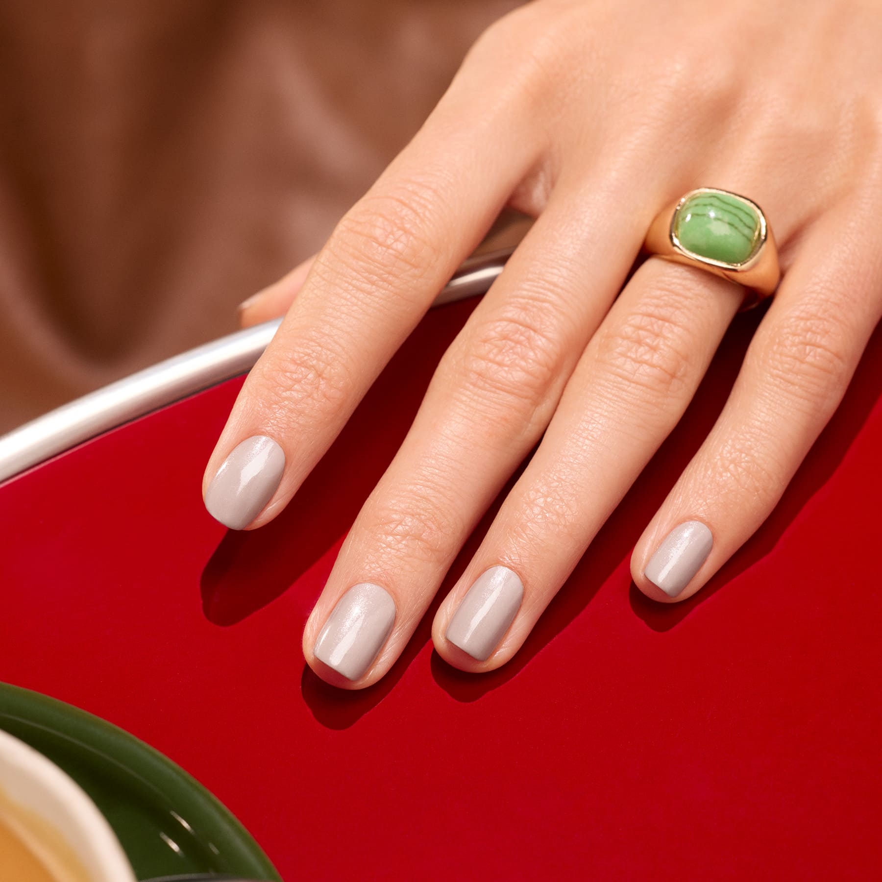 manucurist-green-tweed-veganer-nagellack-in-grau-mit-perlglanz image 2
