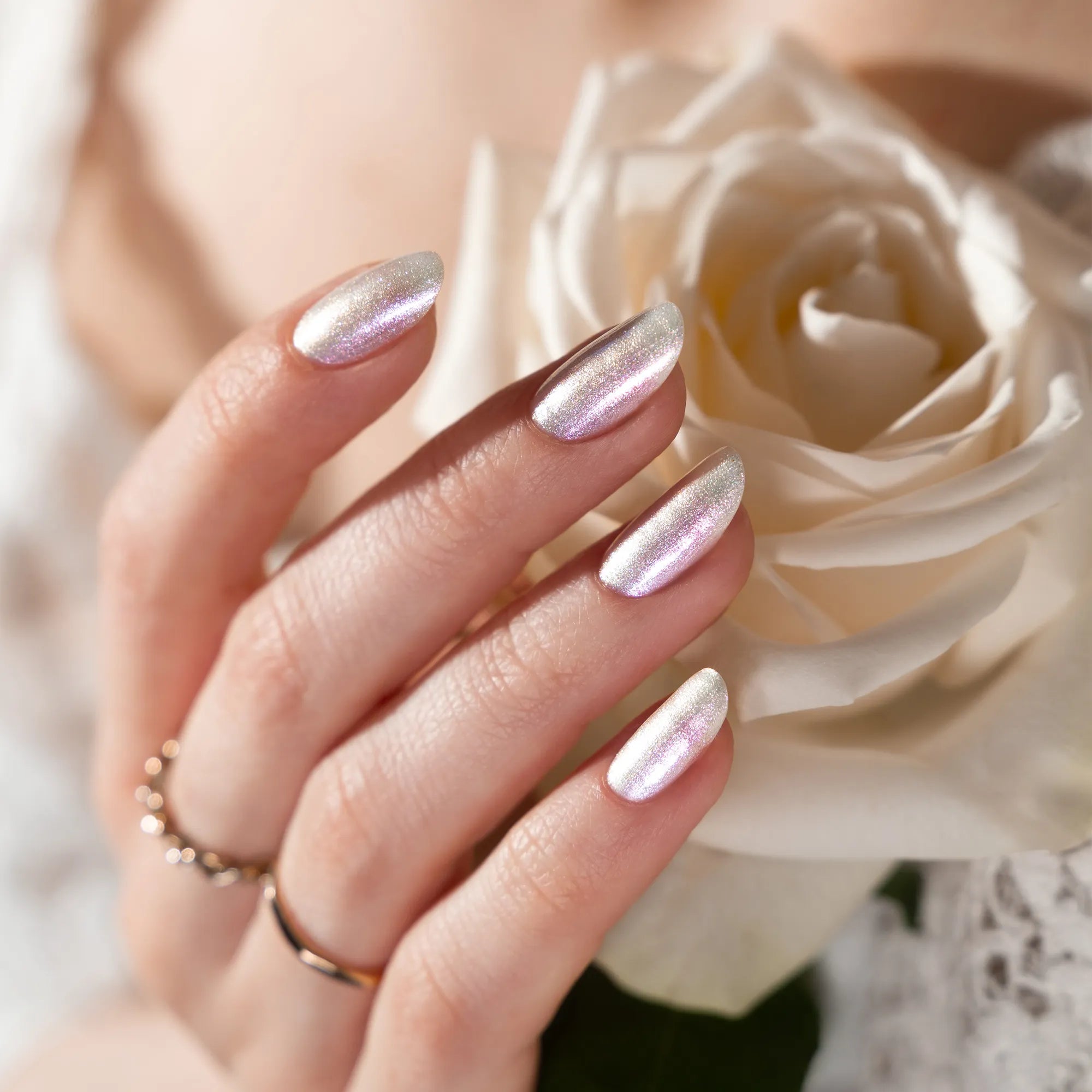 herzlack-schneewei-chen-veganer-nagellack-11-ml-schimmerwei-duochrome image 4
