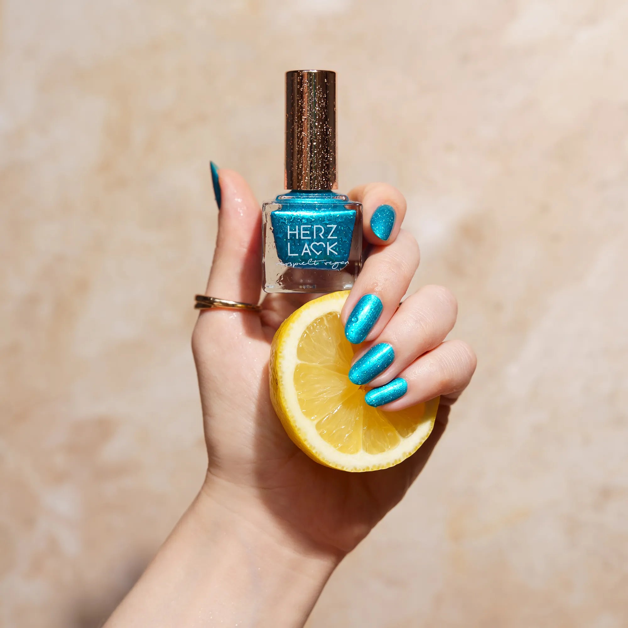 herzlack-blaue-lagune-veganer-nagellack-t-rkisblau-mit-holo-flakies-und-blau-t-r image 6