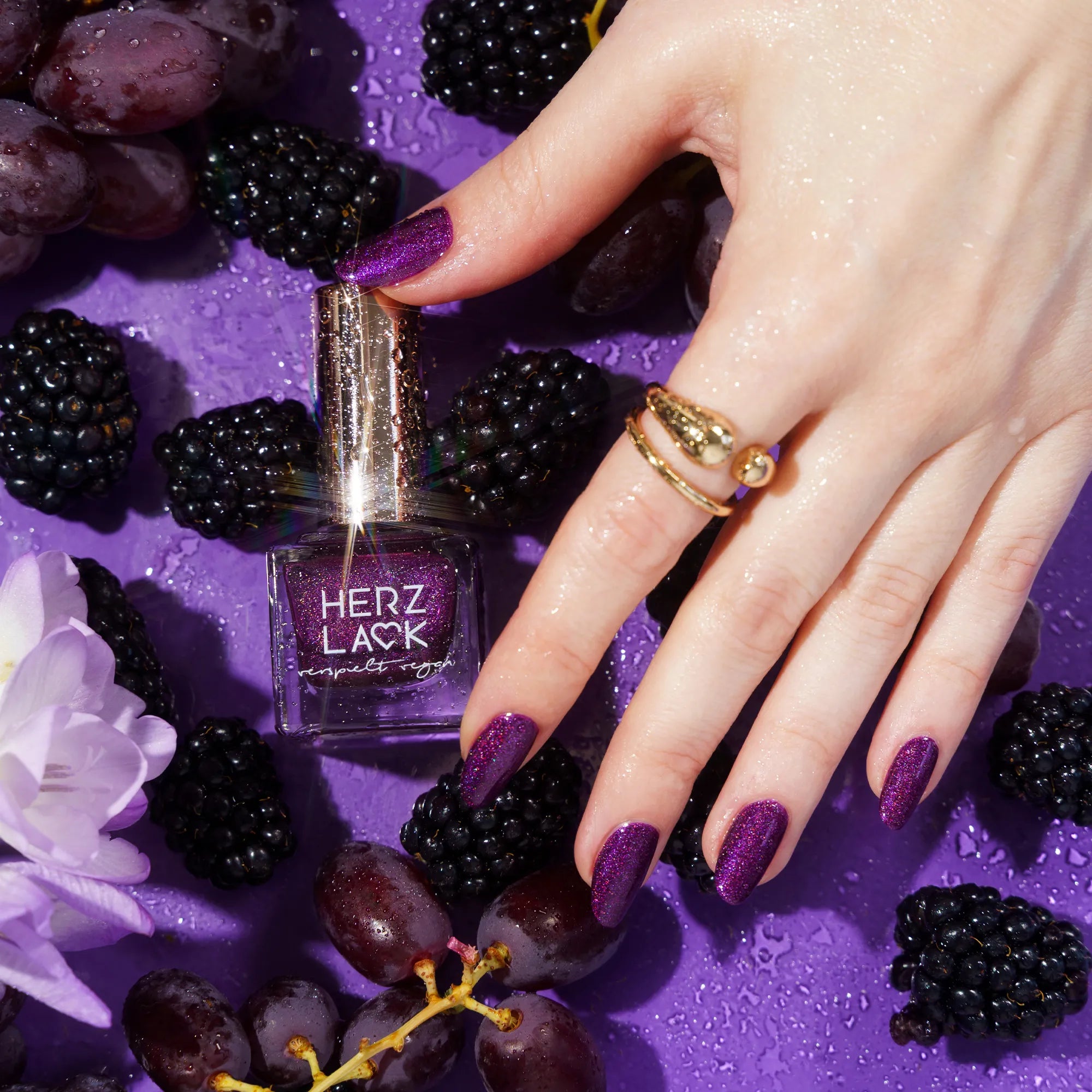 herzlack-maibeere-veganer-nagellack-beerenviolett-holo-duochrome-11ml image 8
