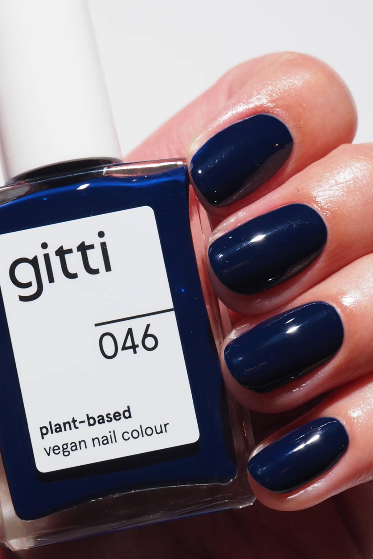 gitti-no-046-pflanzlicher-nagellack-k-hles-dunkelblau image 2