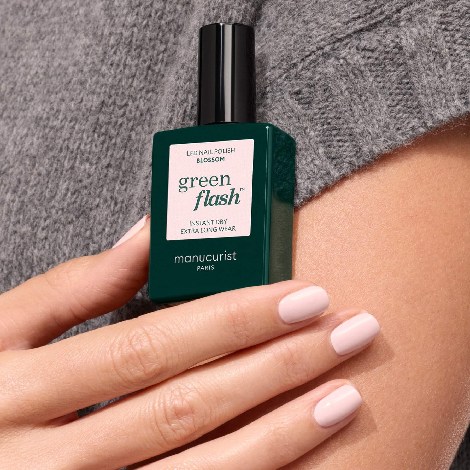 manucurist-blossom-green-flash-semi-permanenter-nagellack-hellrosa image 4