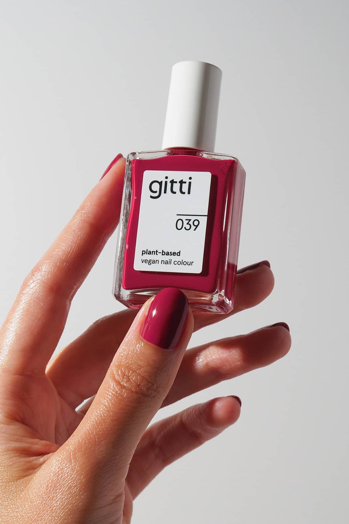 gitti-no-039-plant-based-nagellack-tiefes-rot-beerenton image 5