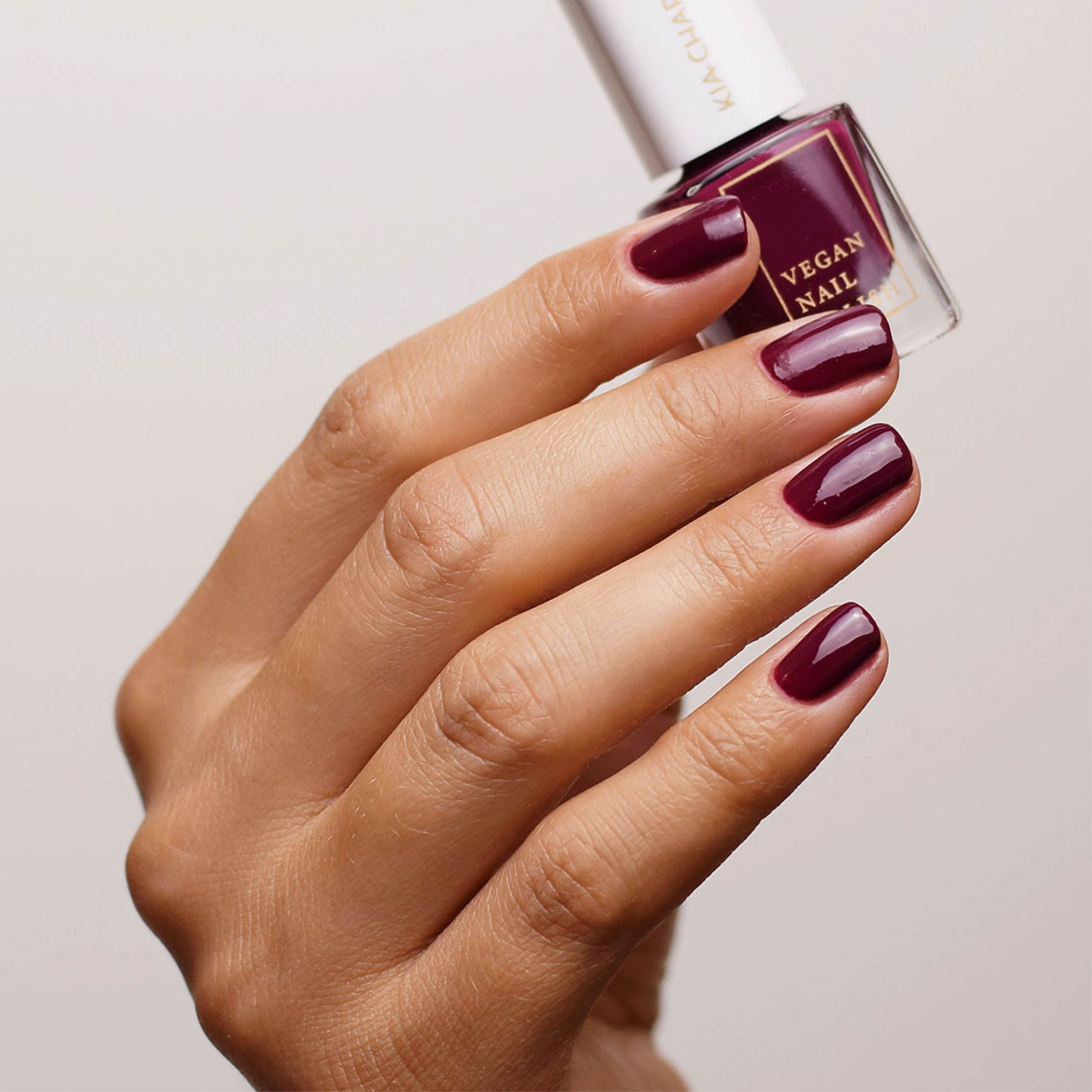 kia-charlotta-nagellack-super-powers-tiefweinroter-veganer-nagellack image 2