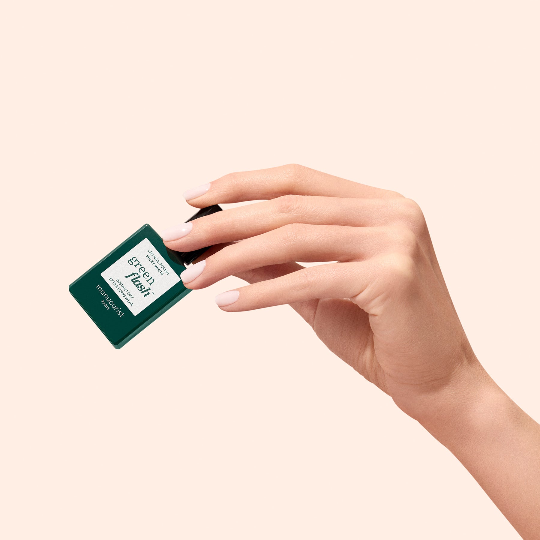 manucurist-milky-white-green-flash-led-nagellack-milchiges-wei image 3