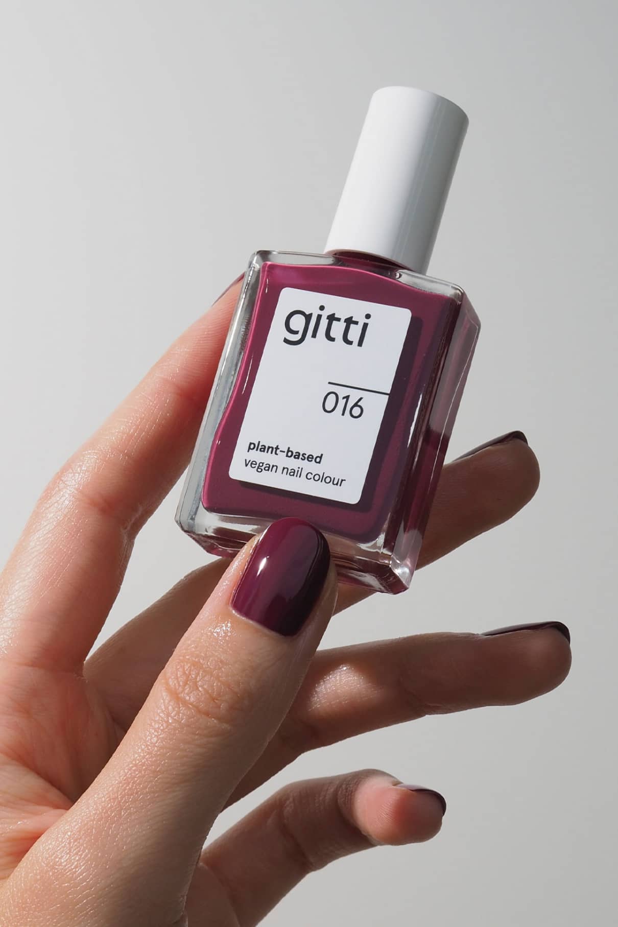 gitti-no-016-plant-based-nagellack-dunkles-beerenrot image 4