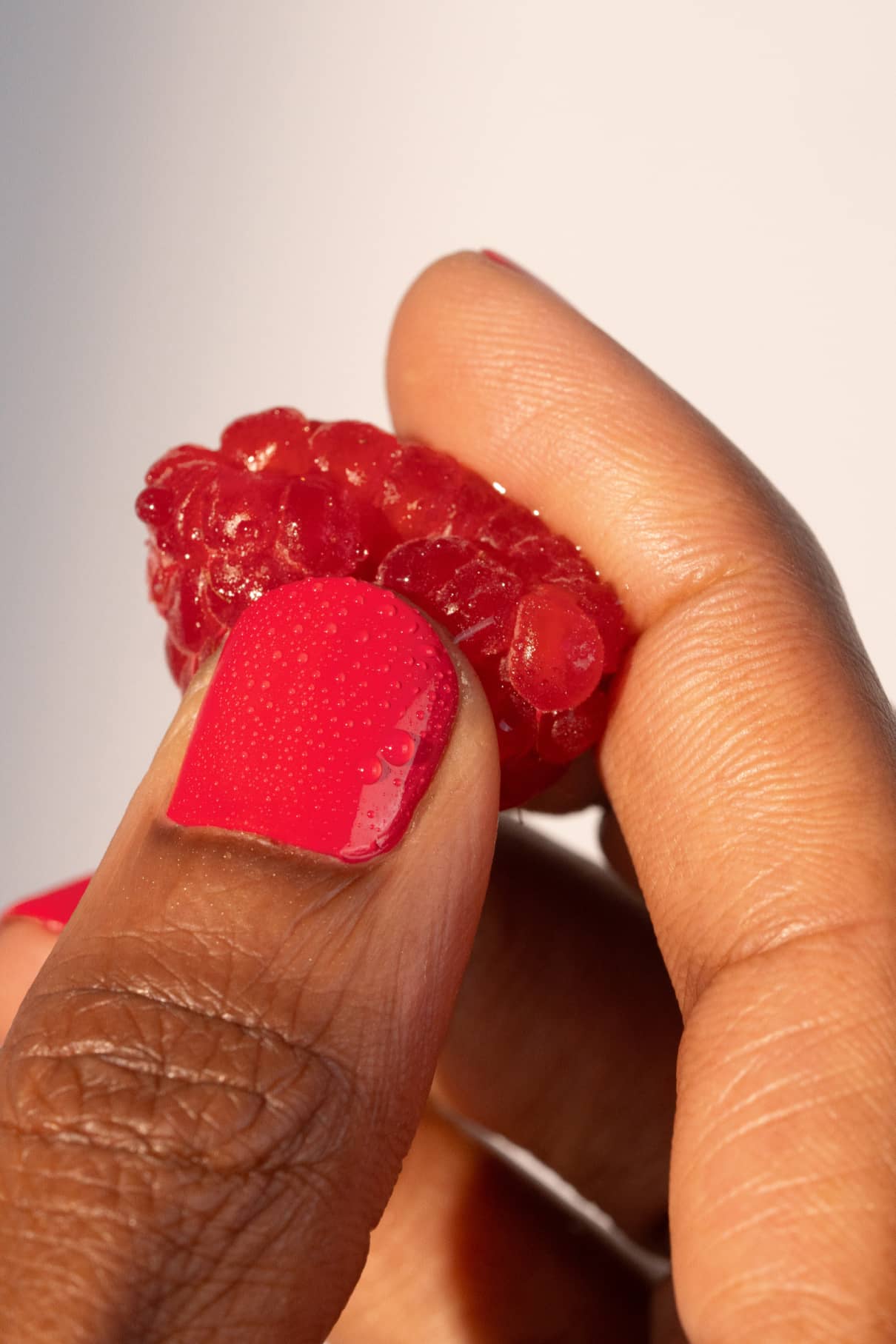 gitti-no-006-plant-based-nagellack-kr-ftiges-rot-mit-pinkem-unterton image 3