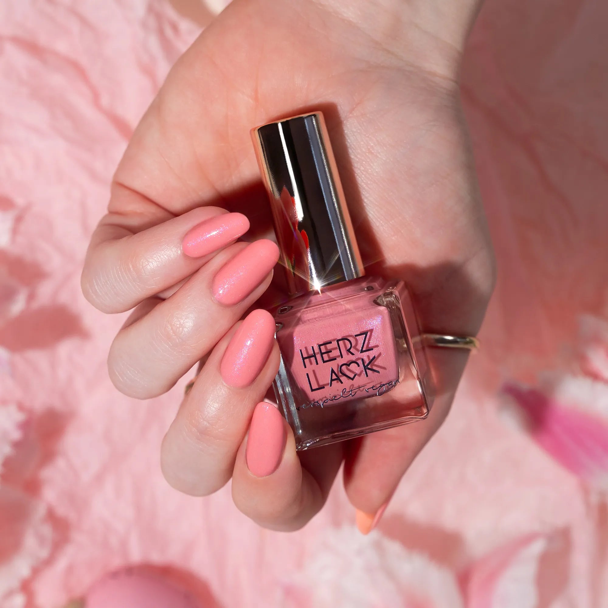 herzlack-pfirsichrosa-veganer-nagellack-rosa-orange-neon-pastell-mit-schimmer-11 image 7