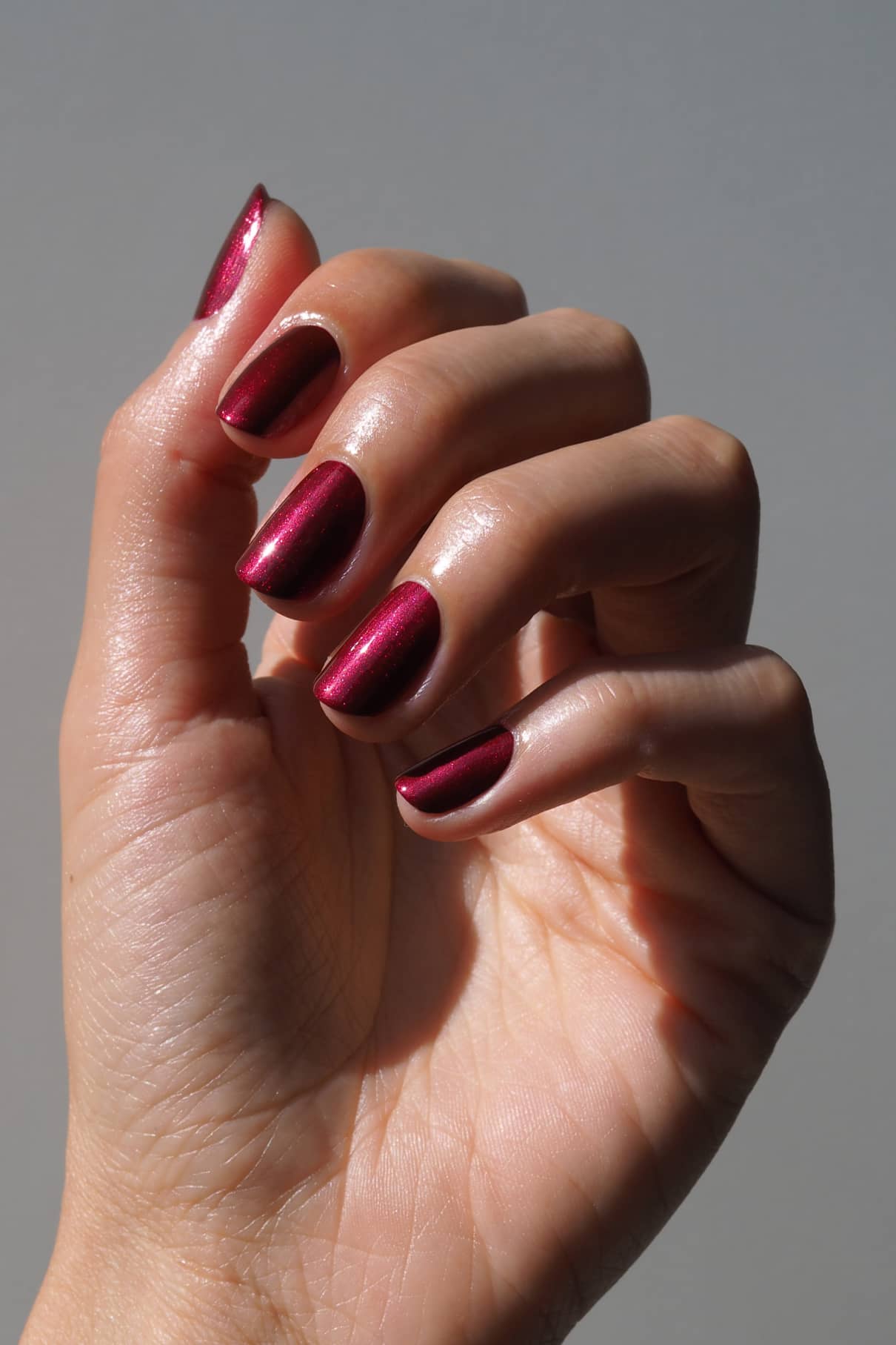 gitti-no-212-plant-based-nagellack-beeriges-rot-metallic image 3