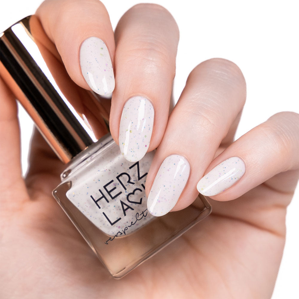 herzlack-spieler-ei-veganer-nagellack-wei-mit-glitzer-11ml image 2