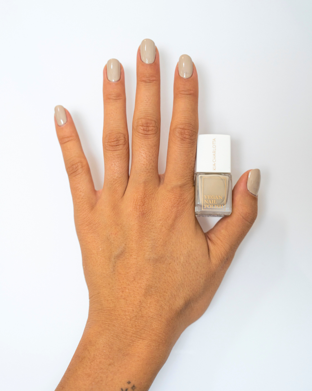 kia-charlotta-grace-veganer-nagellack-warmes-taupe image 2